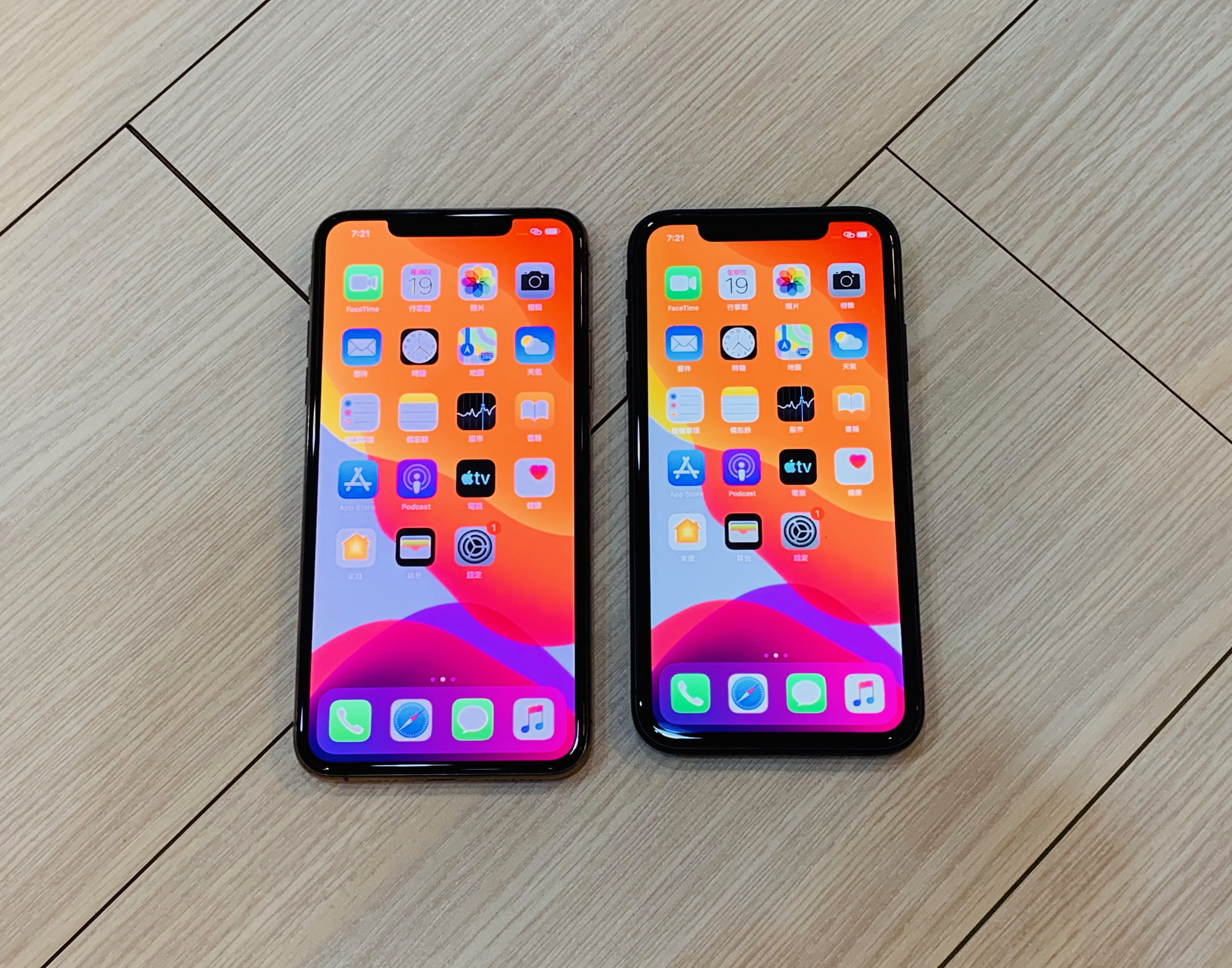 iPhone 11 Pro Max（圖左）和iPhone 11（圖右）仍維持瀏海螢幕設計。