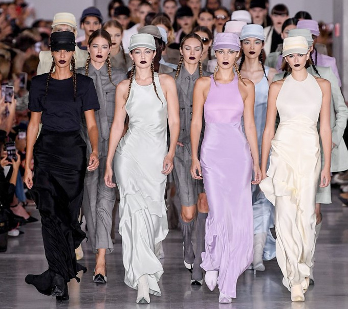 MAX MARA的2020春夏，以柔嫩色彩與大地色系為主，素雅乾淨。（翻攝自Camera Nazionale della Moda Italiana）