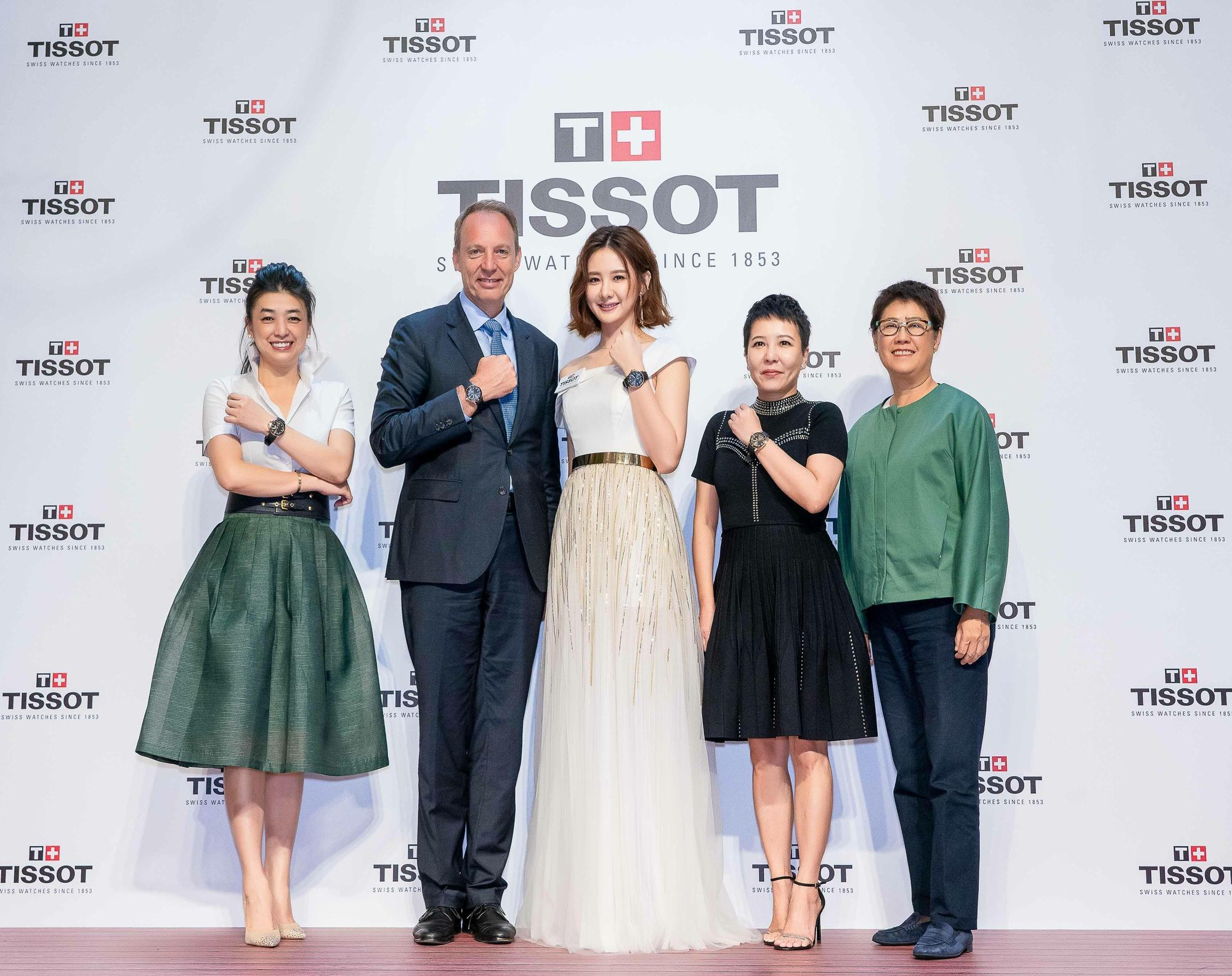 女星安心亞出席天梭101全球概念店活動。圖為SWATCH集團台灣分公司總經理Heidi（左一）、天梭全球銷售副總裁Olivier Cosandier（左二）、 台北101購物中心總經理張振亞（右一）、天梭台灣品牌副總經理Christy（右二）