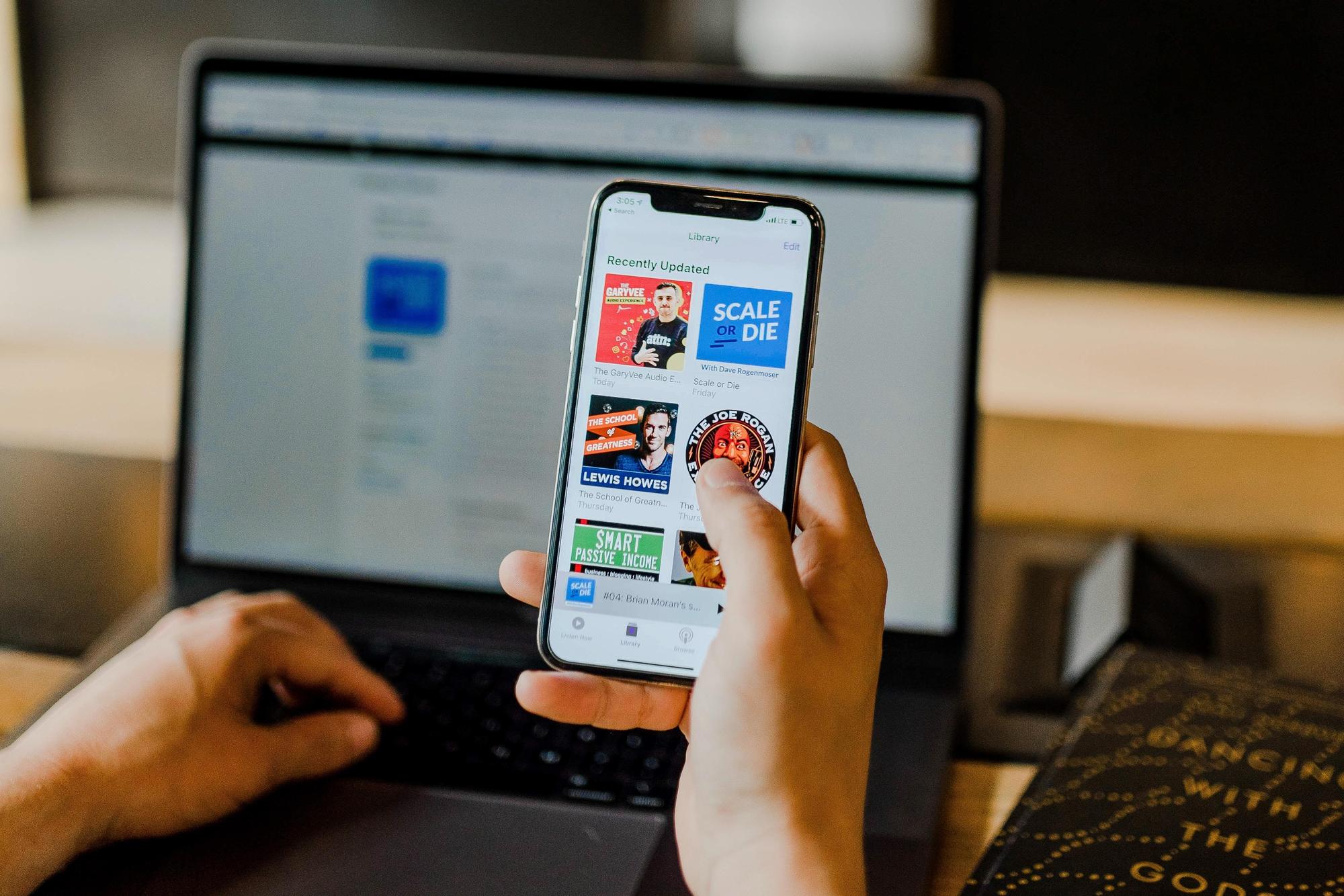 打開手機就能隨選隨聽的podcast網路廣播節目(unsplash)