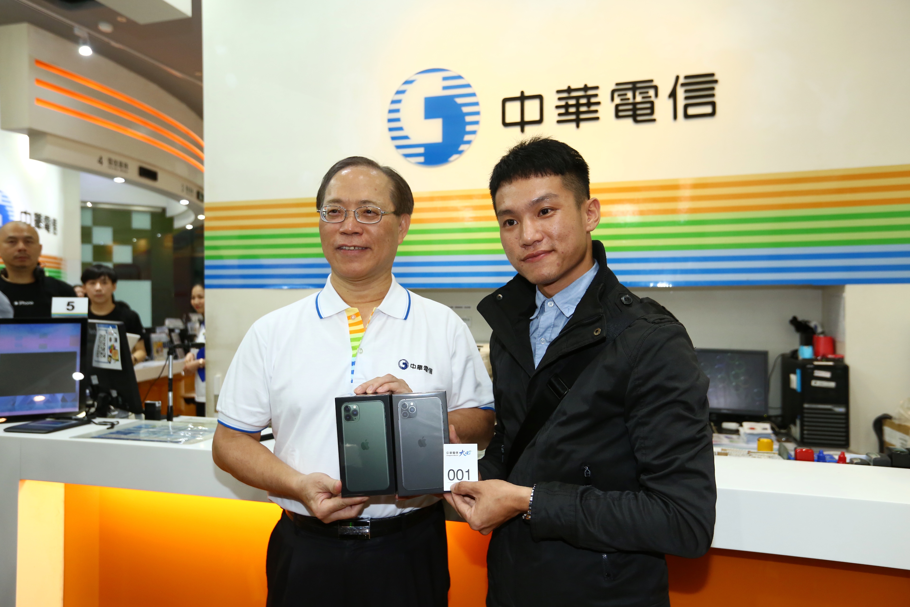 頭香哥洪先生在中華電信排了6天，獲贈一支iPhone 11 Pro max 256GB夜幕綠。
