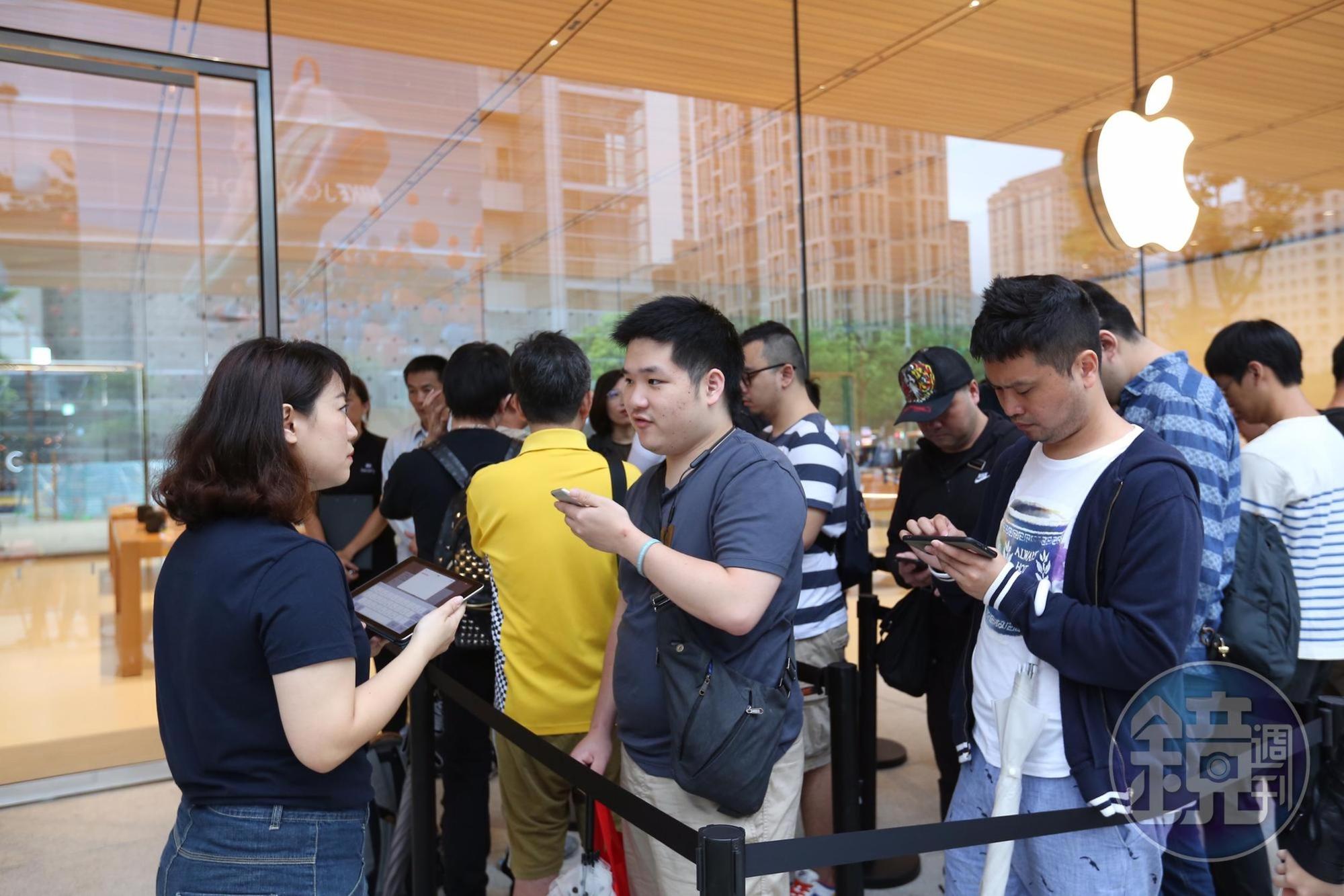 iPhone 11今（20日）正式開賣，雖然陰雨綿綿，還是難擋想搶拿新機的熱情果粉們。