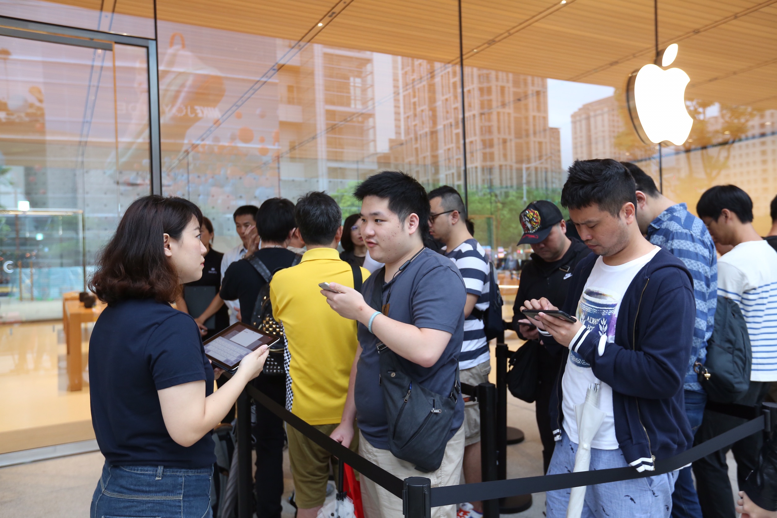 iPhone 11今（20日）正式開賣，雖然陰雨綿綿，還是難擋想搶拿新機的熱情果粉們。