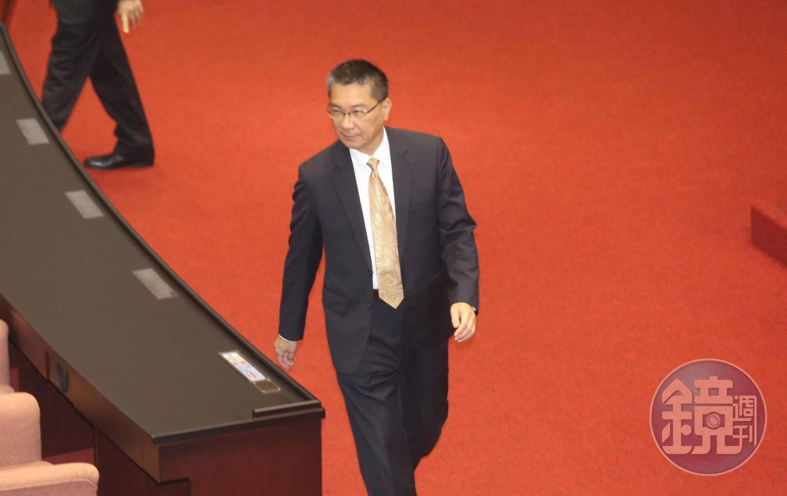 內政部長徐國勇已派政務次長陳宗彥南下督導高雄治安,他明天也將親自南下高雄。