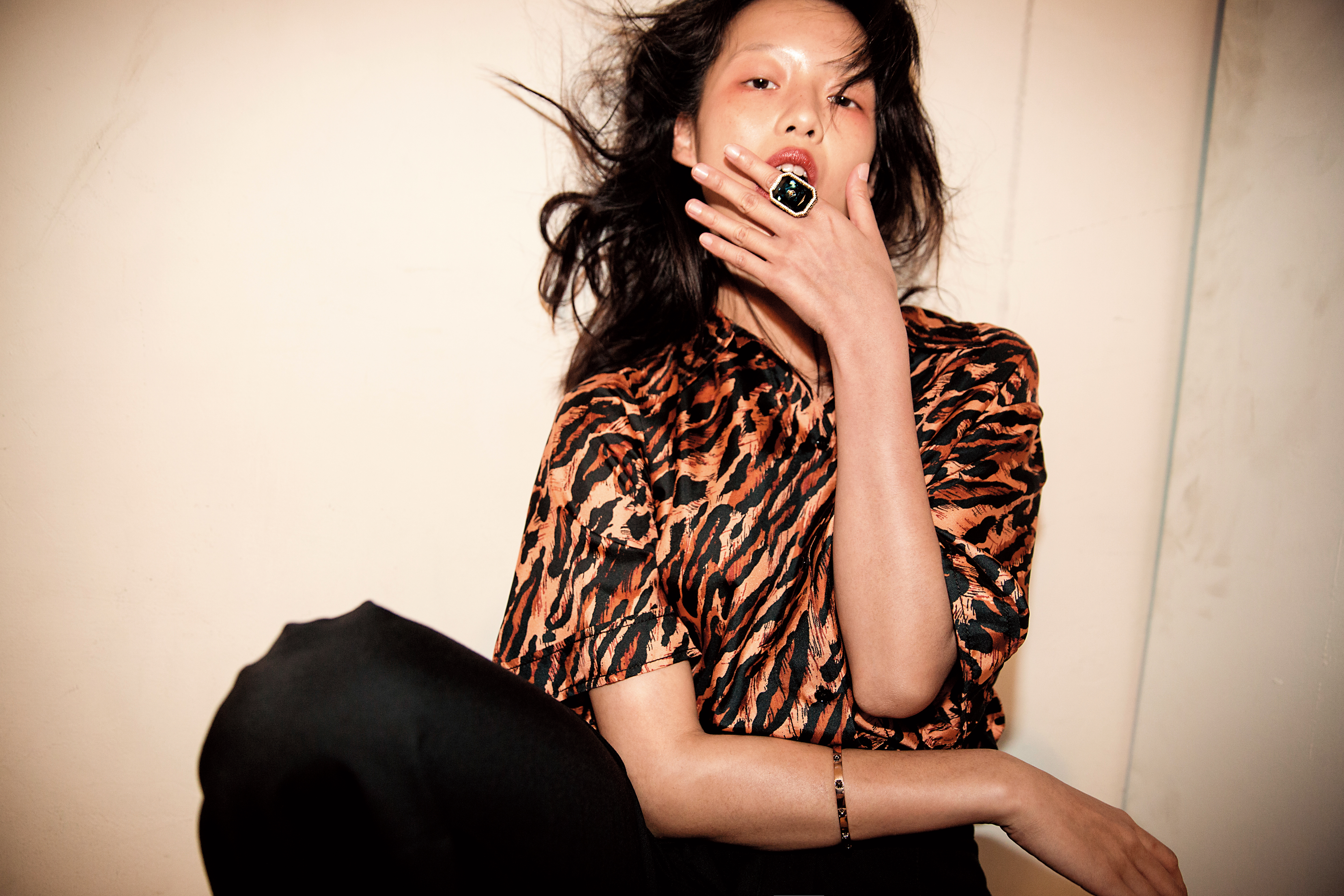 虎紋印花襯衫 NT$10,440 by SANDRO 黑色長褲 價格店洽 by LOEWE TAROT MAGIC COCKTAIL戒指 NT$7,990 by SWAROVSKI TACTIC手鐲 NT$5,990 by SWAROVSKI