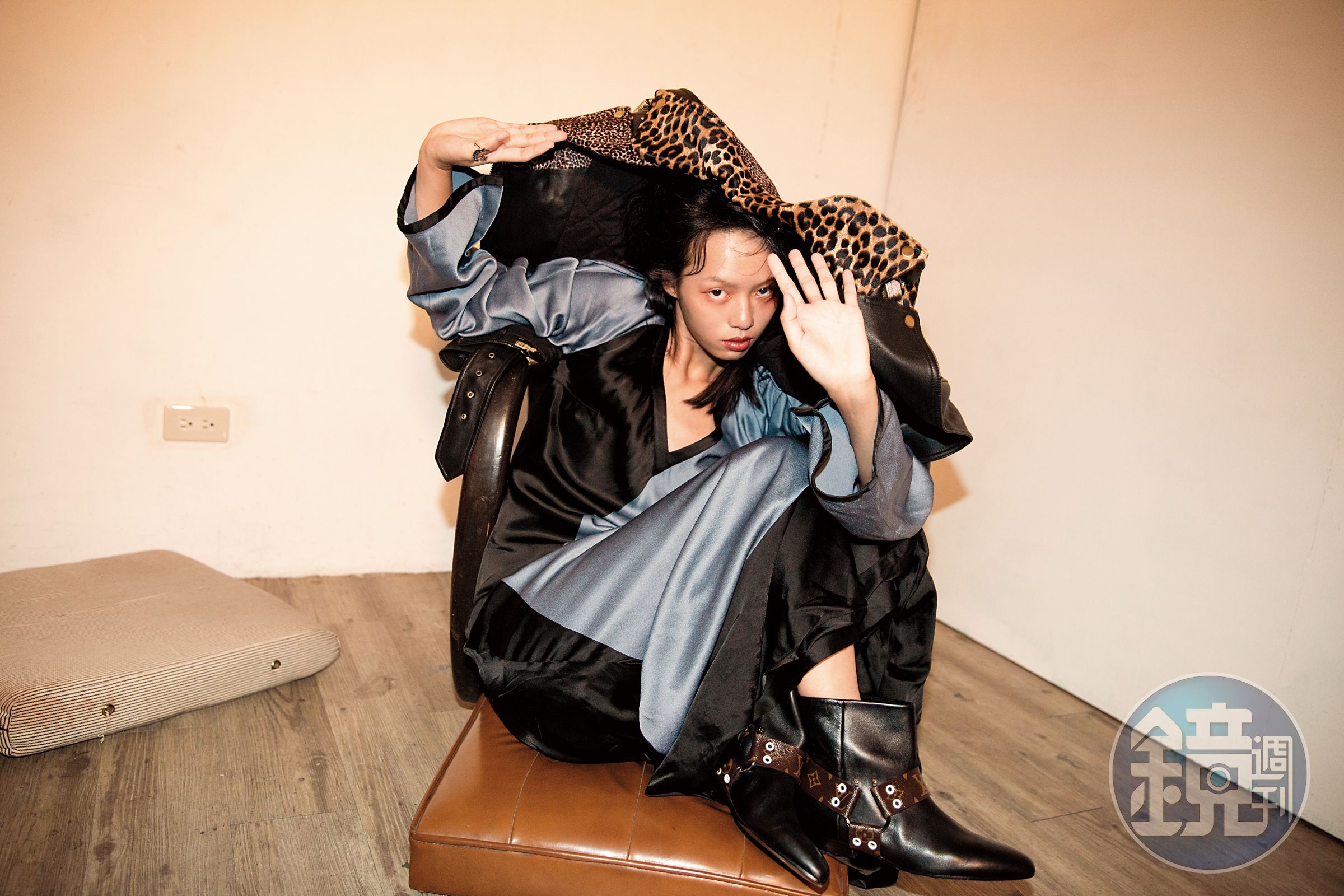 拼接動物紋騎士外套 NT$38,900 by MICHAEL Michael Kors 藍、黑色拼接洋裝 價格店洽 by LOEWE SYMBOLIC MOON戒指 NT$5,990 by SWAROVSKI 黑色機車短靴 NT$52,500 by LOUIS VUITTON