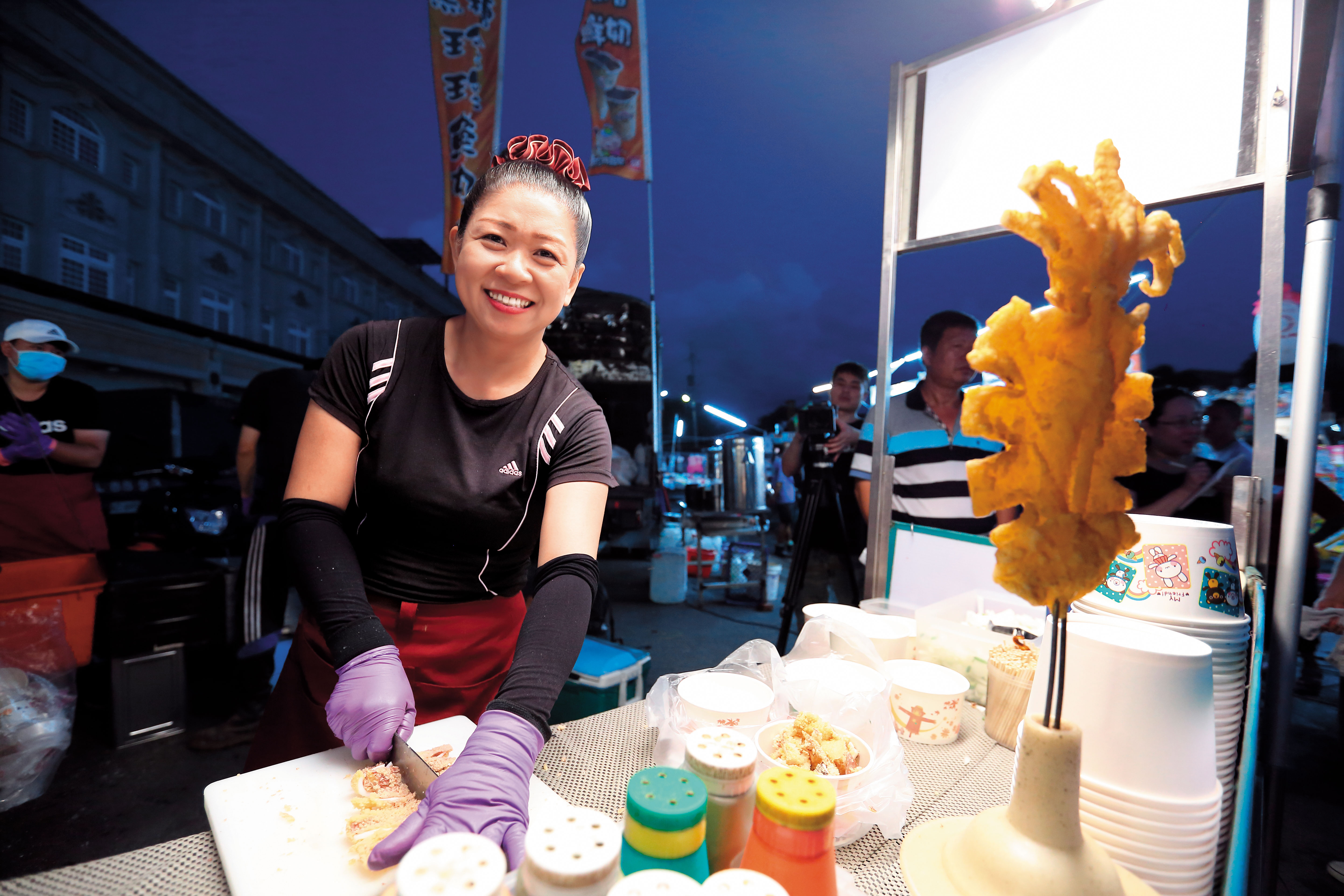 單親媽媽許宴庭在彰化各大夜市擺攤，自創醃料賣單價高的酥炸大魷魚，料理好吃有特色，平均1天可賣出百份。