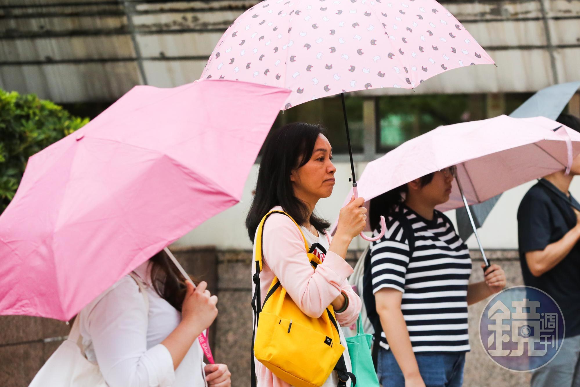 今(20日)下午起至明(21日)基隆北海岸及大台北山區有局部大雨或豪雨發生機率。