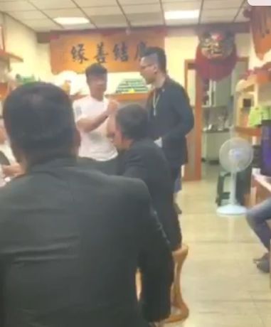 連千毅在臉書PO出與一名高雄角頭大哥的合照，自稱事件圓滿。（翻攝自連千毅臉書）
