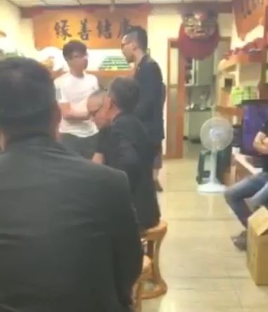 連千毅與對方握手言和，不久後又爆發衝突。（翻攝自黑色豪門企業）