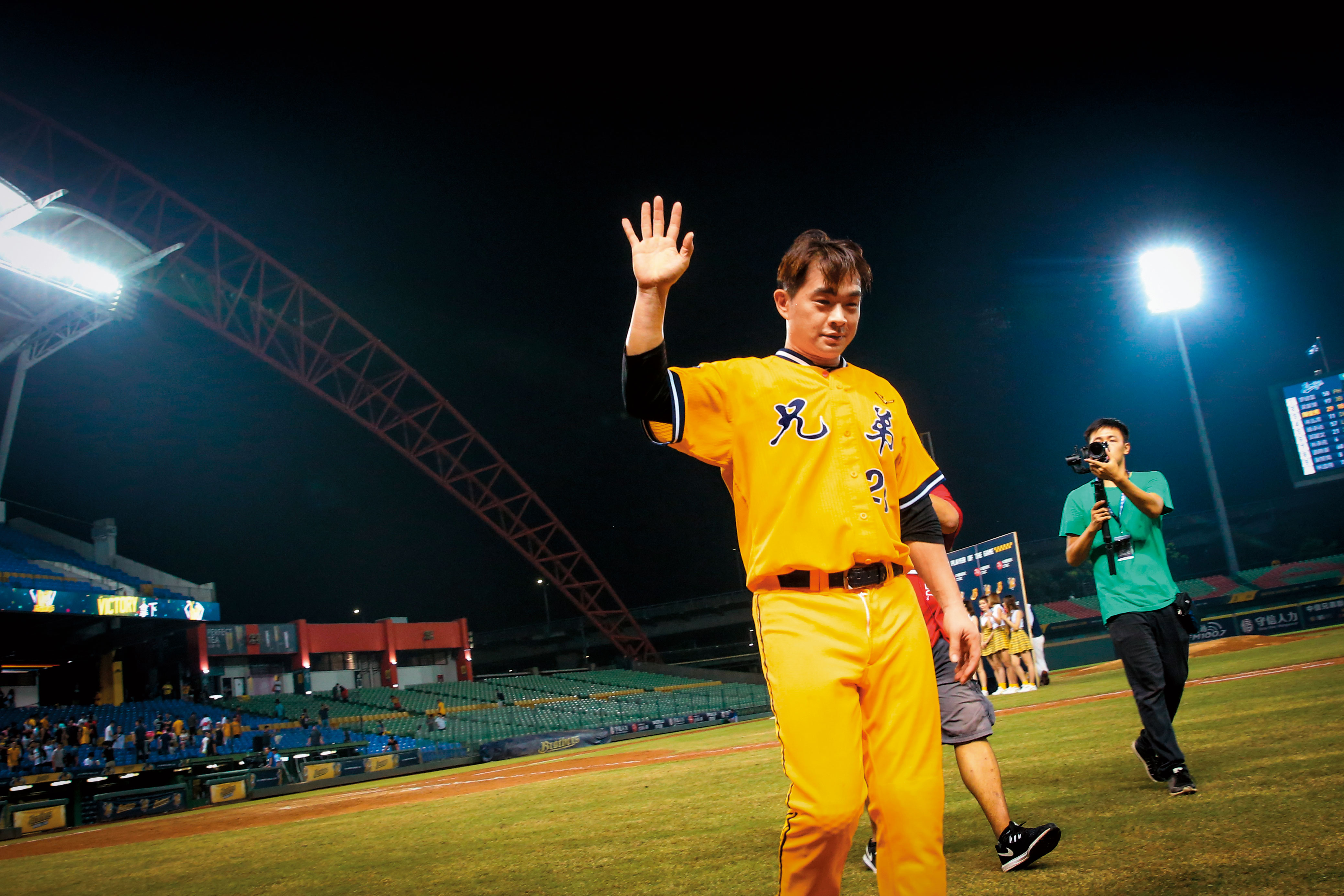 彭政閔為最後一位退休的2代象3連霸選手，19年的職棒生涯，讓他成為中職球迷的共同記憶。