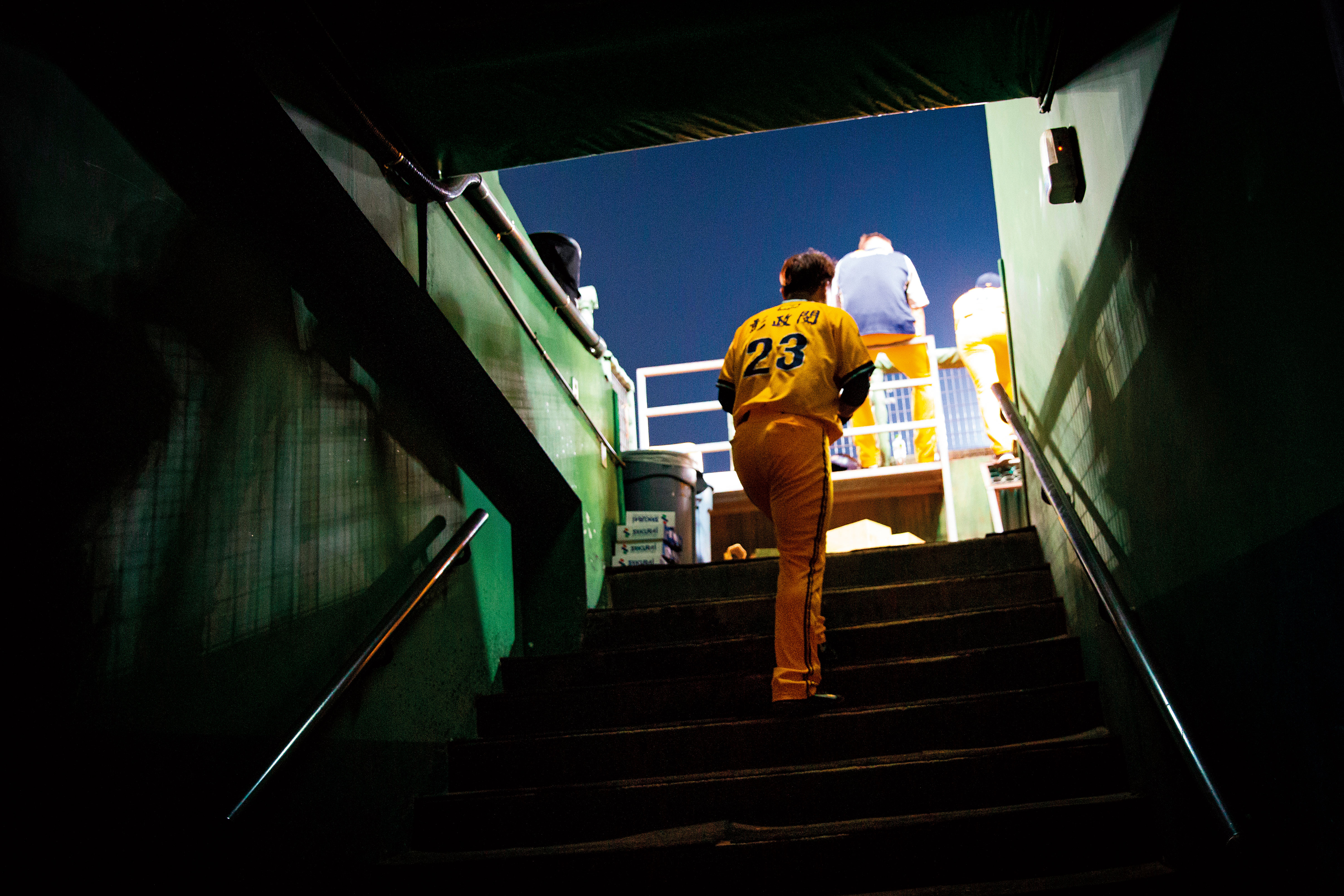 走過中職的黑暗時刻，彭政閔非常珍惜球迷，聽到球迷喊聲，又忍不住回頭向球迷致意。