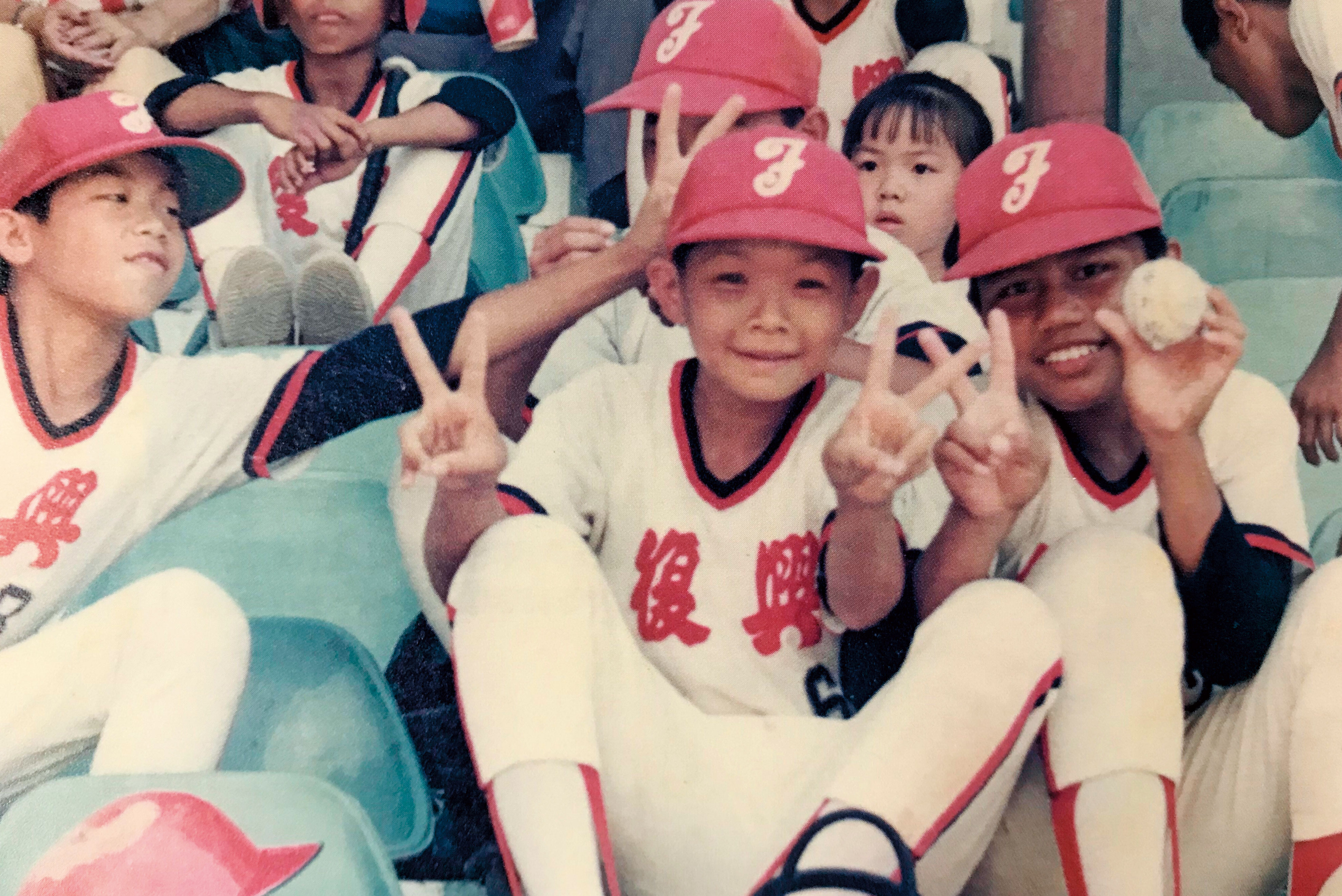 10歲於高雄市復興國小棒球隊的彭政閔（前左）。（翻攝自彭政閔自傳）