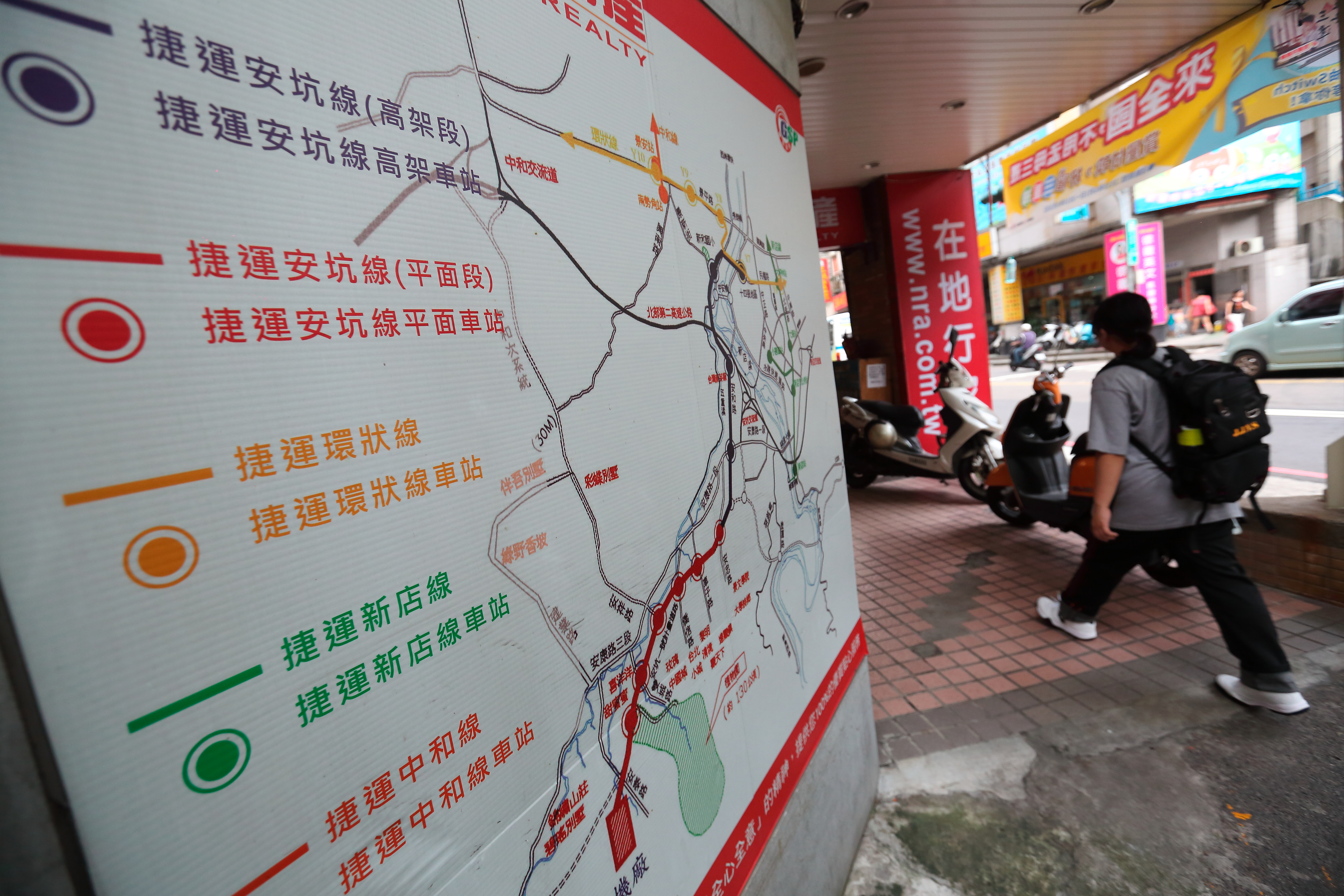 安坑輕軌預計於2021年底完工，共設有9站，目前工程進度達60%。