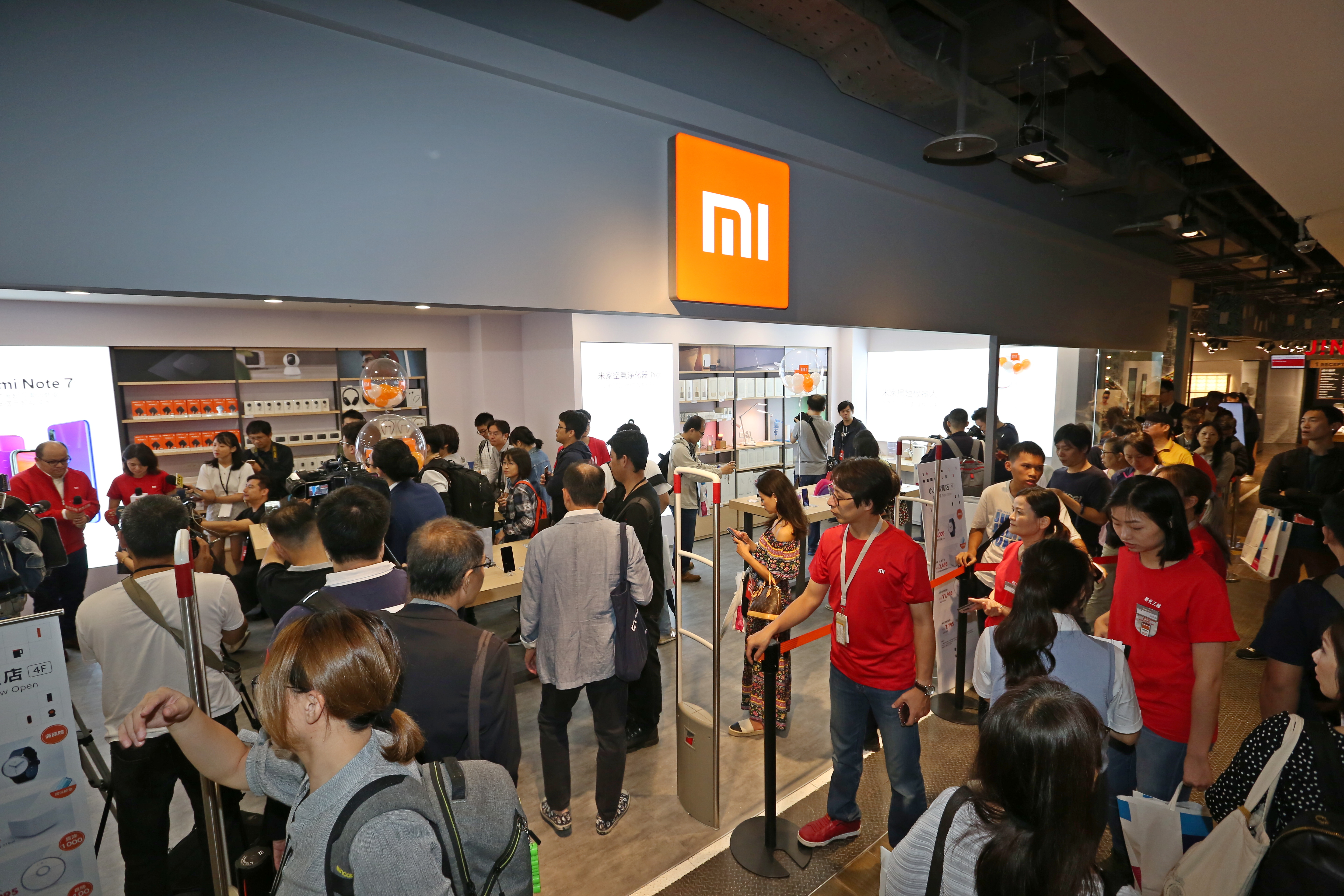 小米今日在台北新光三越南西店三館，開設首家百貨實體門市。