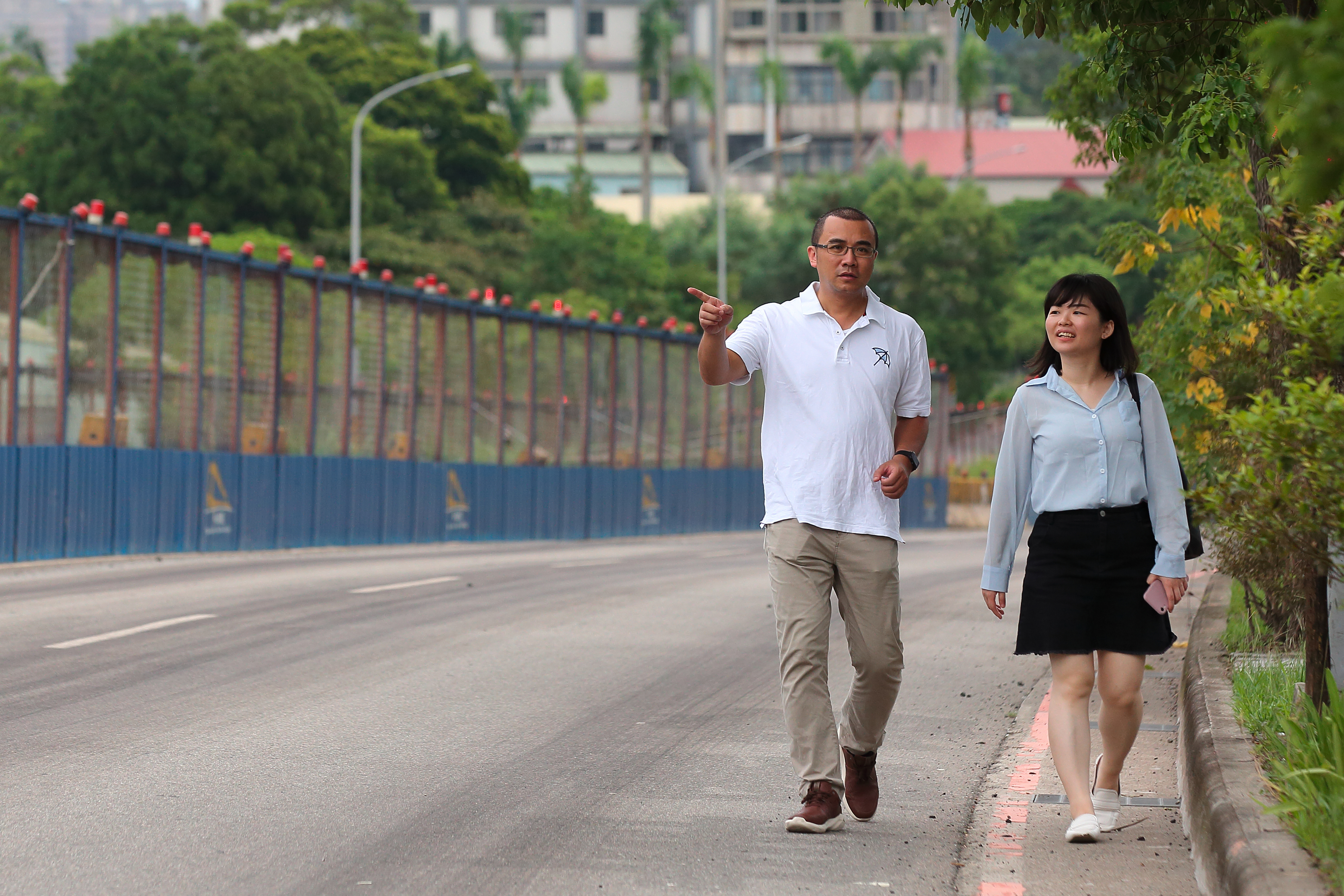 輕軌行經安坑部分平地以及山腳處，對於注重交通機能的民眾，房仲建議沿輕軌找房較佳。