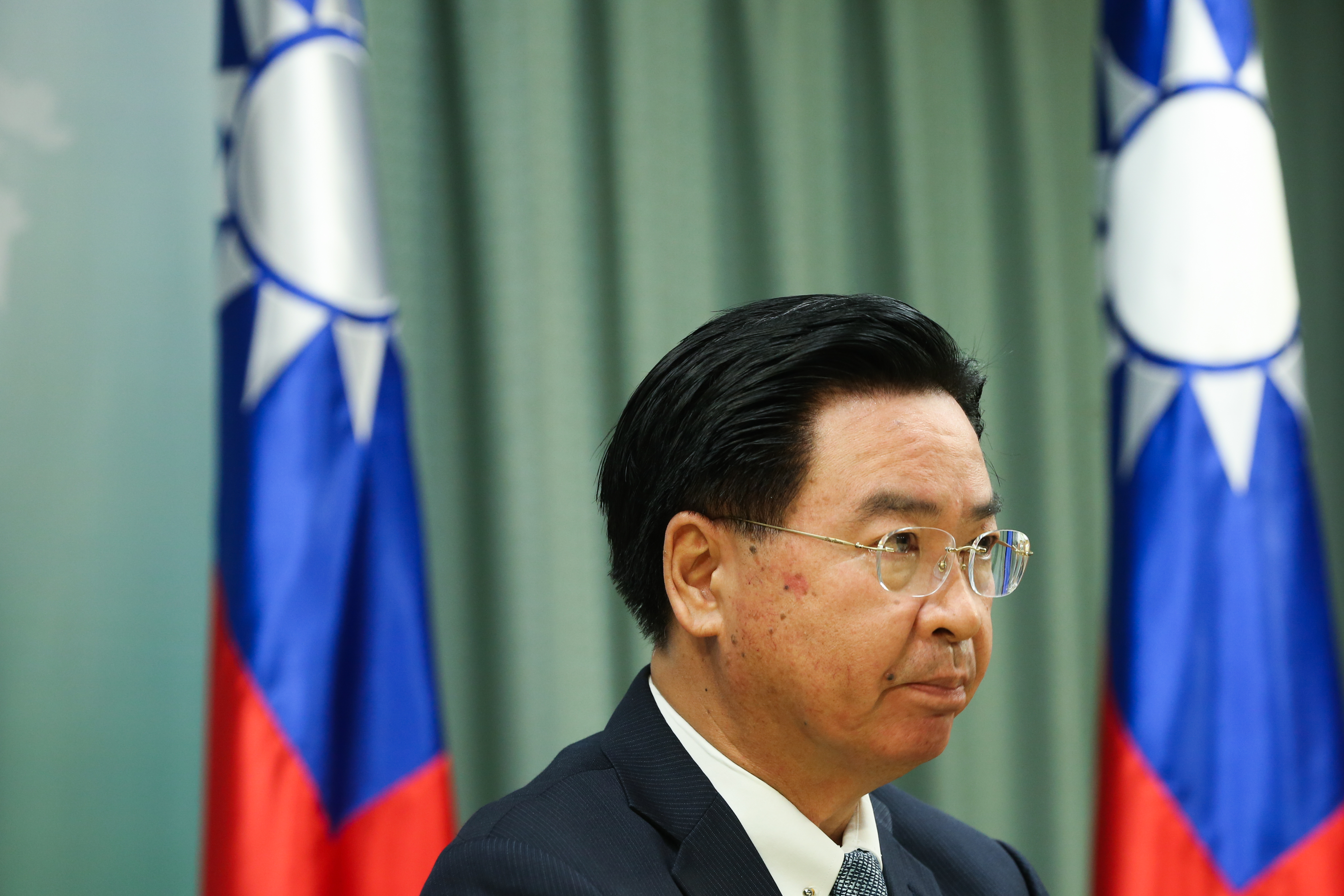 一週內連2國斷交，吳釗燮表示做為政務官，自己不會迴避任何政治責任，去留交給長官定奪。 