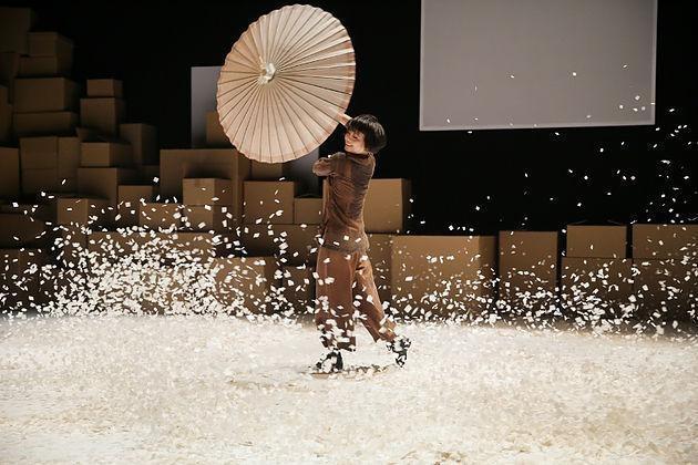 梅卓燕曾將雨傘編入她的舞作當中。（翻攝自https://www.dancejournalhk.com）