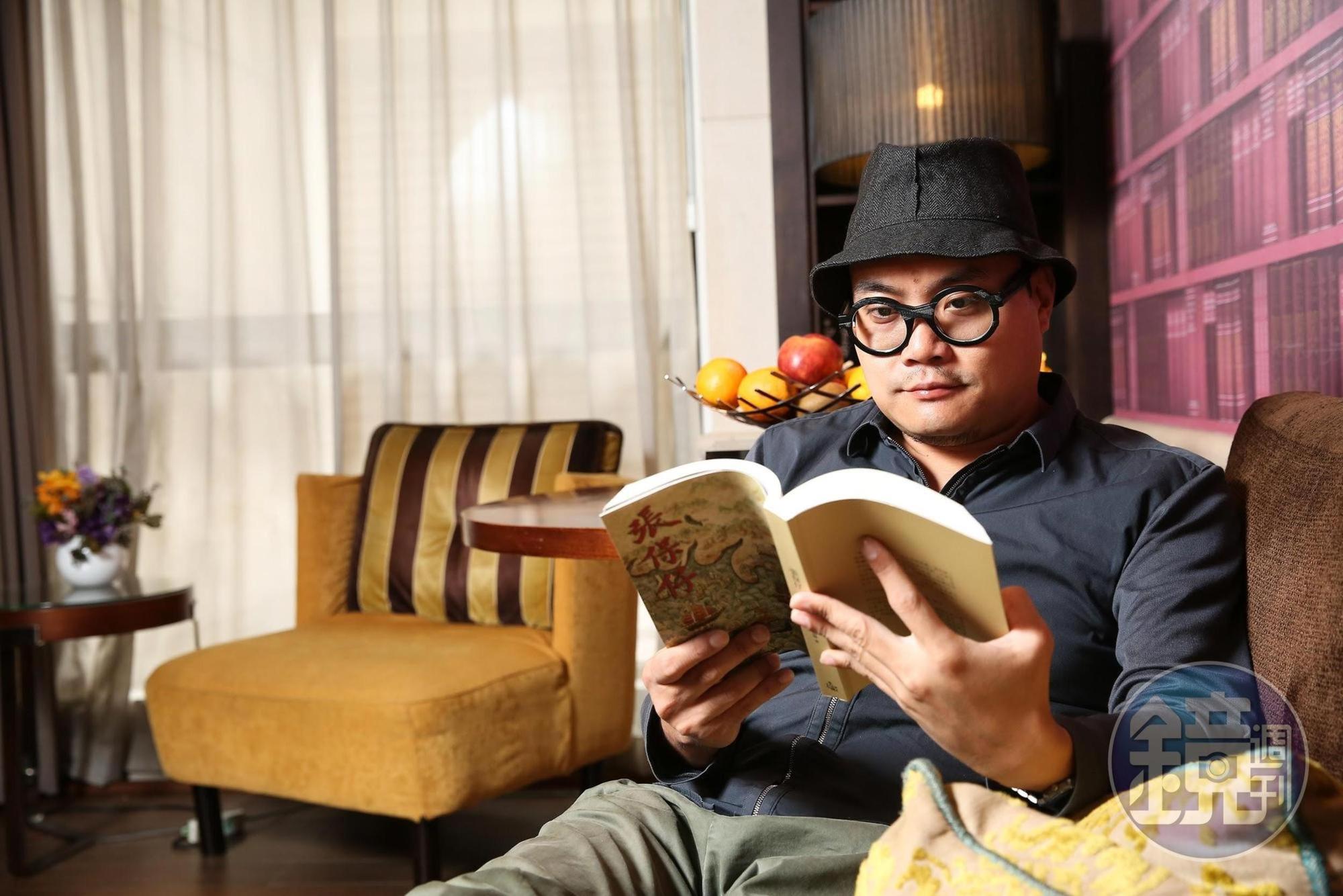 黃勁輝在長篇小說《張保仔》的寫作過程中不斷思考香港文化的根源。