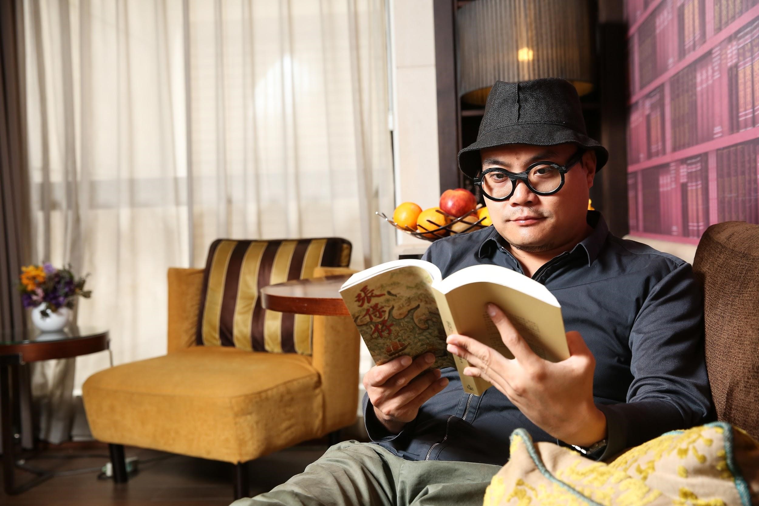 黃勁輝在長篇小說《張保仔》的寫作過程中不斷思考香港文化的根源。