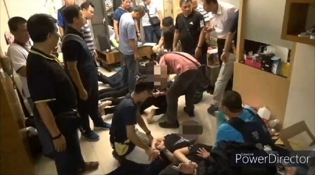 警方逮捕涉前鎮區寵物店槍擊案嫌犯，查獲刀槍等違禁品及鋁棒。（翻攝照片）