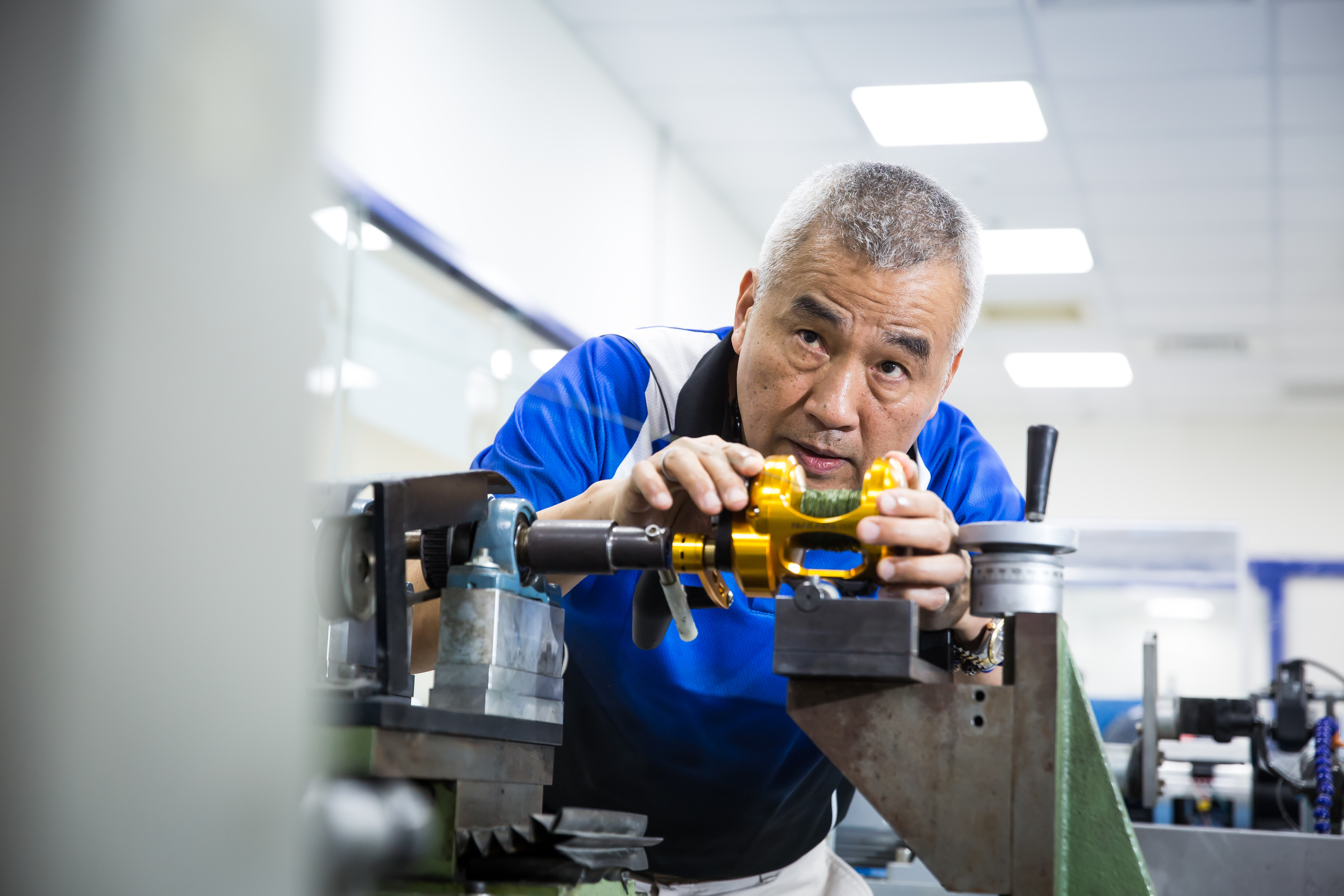 張良任34歲半路出家創立寶熊漁具，挑戰不同結構與材料，是全球第3大釣具品牌。
