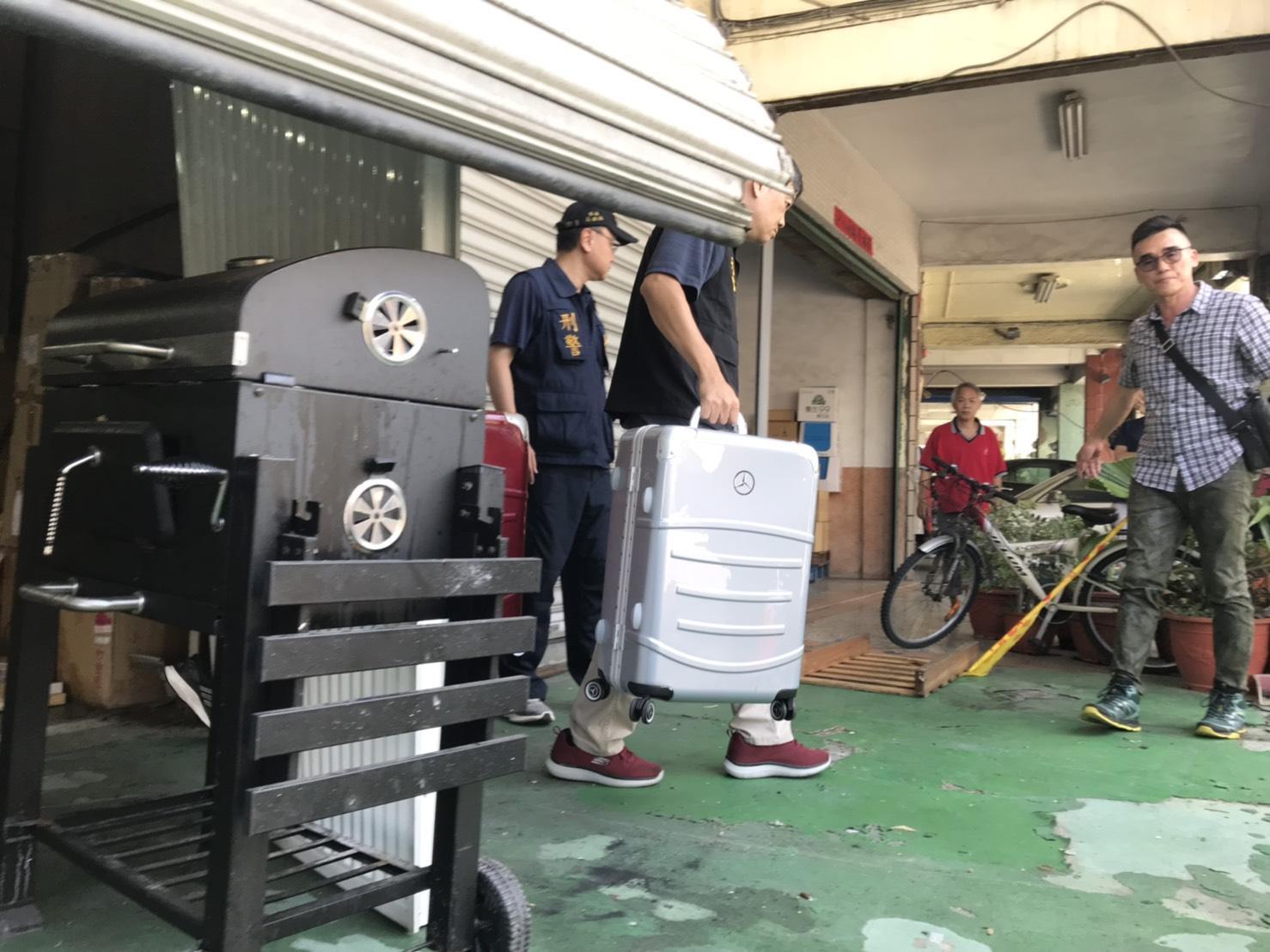 檢警查扣疑似仿冒或副牌商品。(翻攝畫面)