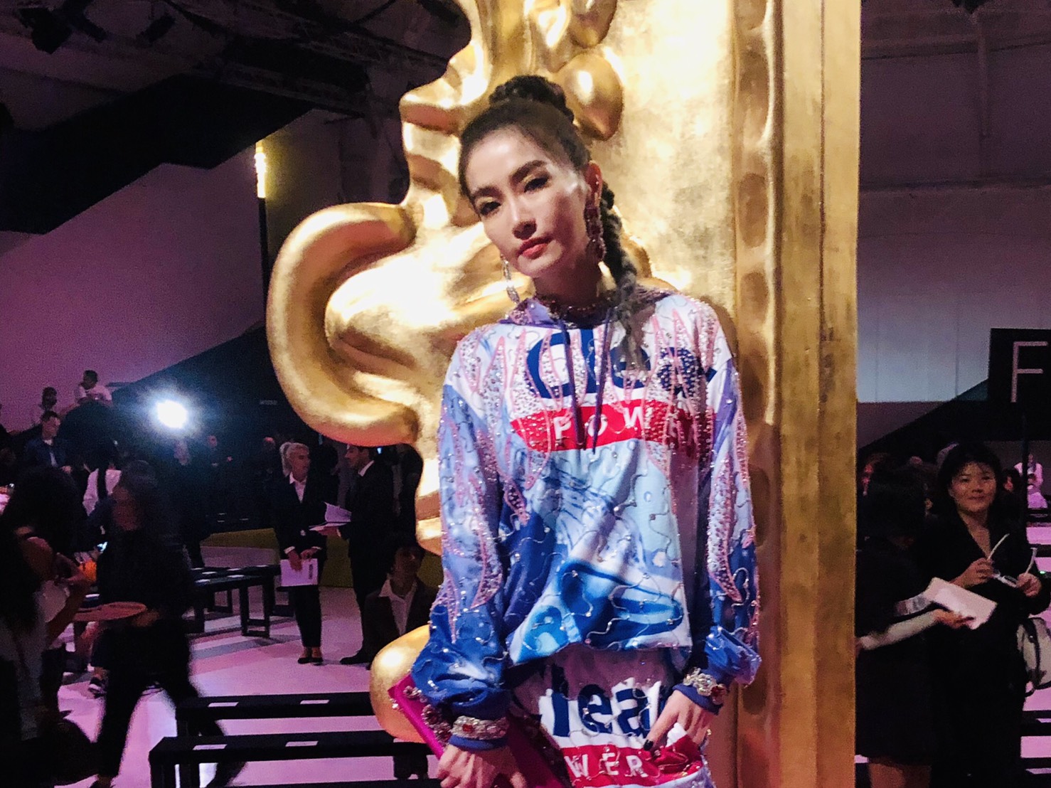 謝金燕出席MOSCHINO春夏大秀，透露自己愛浮誇造型。