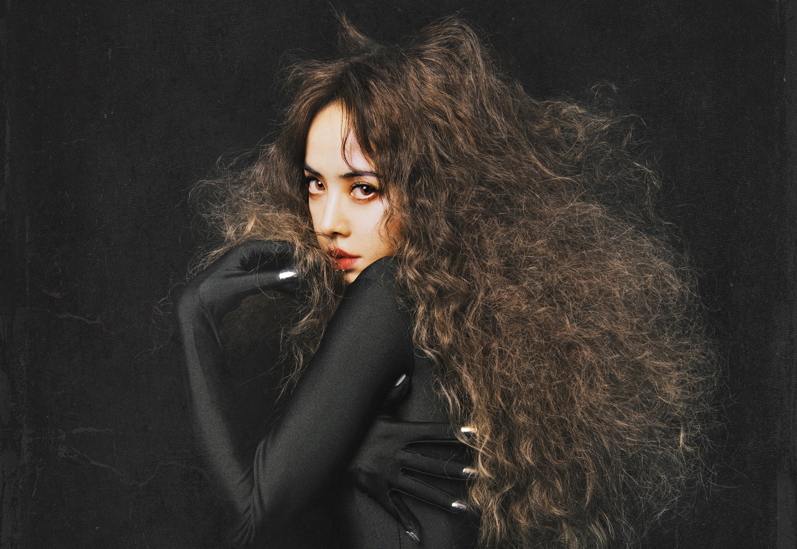 視覺海報中，蔡依林身穿黑色緊身衣、頂著微捲長髮、戴上銀色尖指甲，化身暗黑精靈。（凌時差提供）