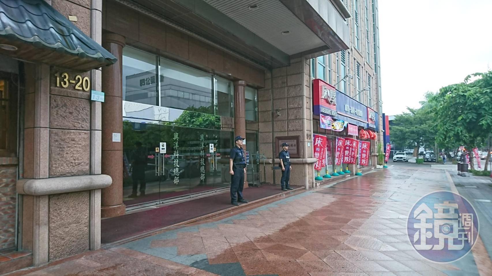 連千毅登記在內湖區的公司，員警站在大樓外預防性戒備。