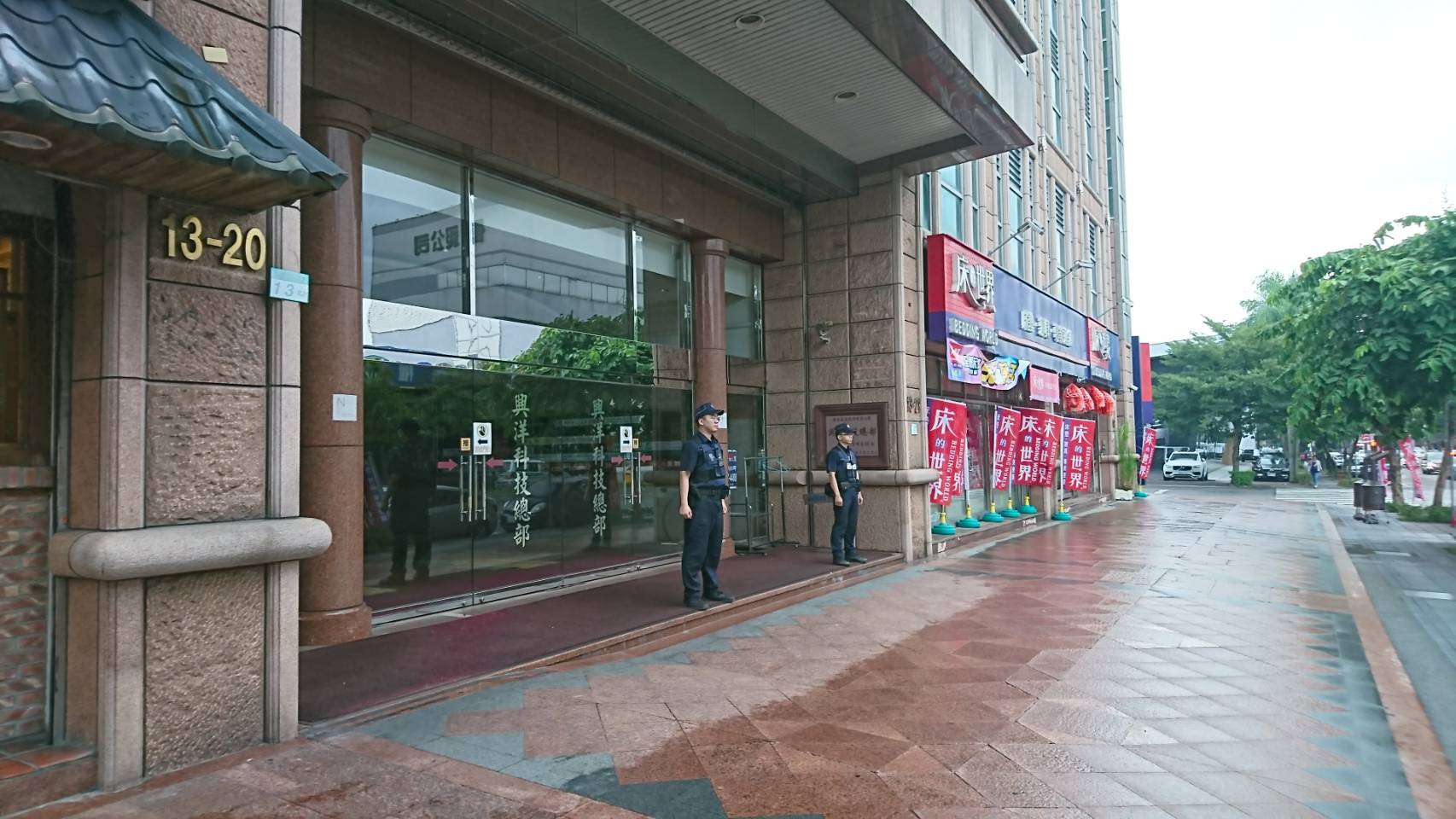 連千毅登記在內湖區的公司，員警站在大樓外預防性戒備。