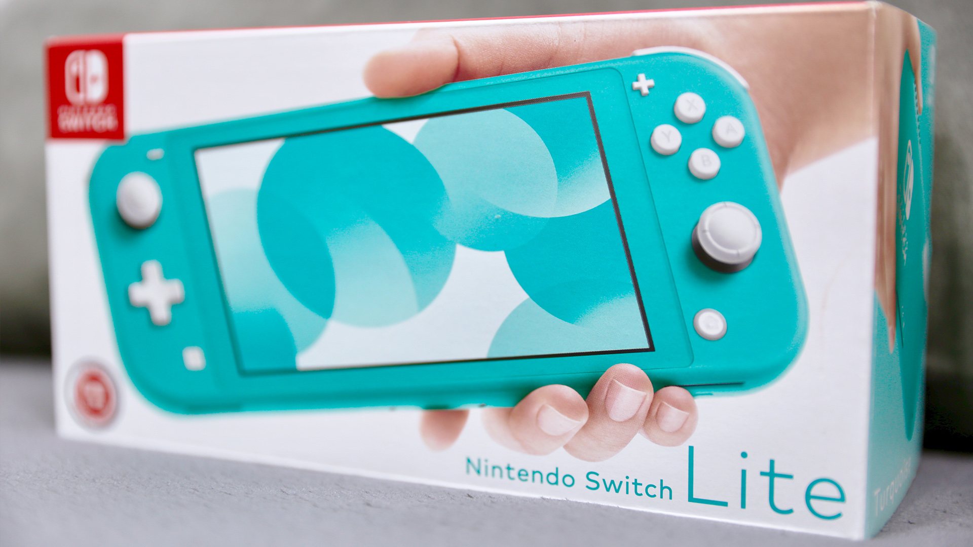 筆者入手的 Switch Lite 是和童年時第一台 Gameboy 相同色系的藍綠色款。