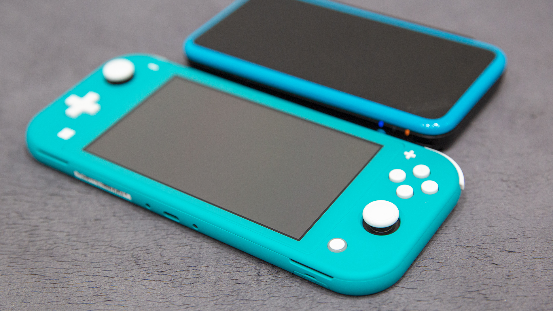 Switch Lite 與 2DS LL 的比較。