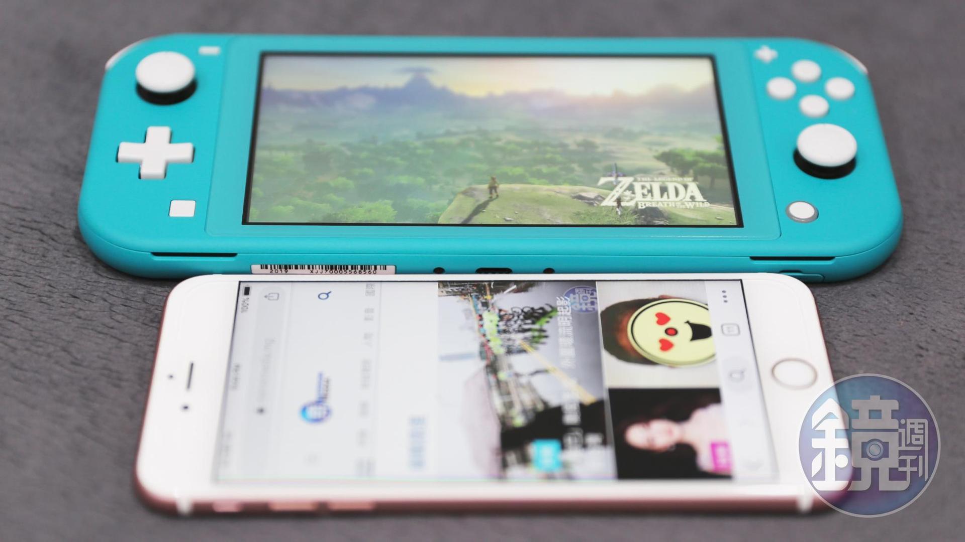 Switch Lite 與 iPhone 6/7/8 Plus 系列螢幕大小比較。