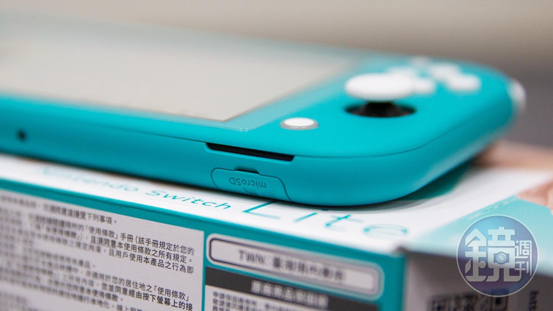 揚聲器移到了兩側下方，其中一側與 microSD 卡擴充插槽並列。