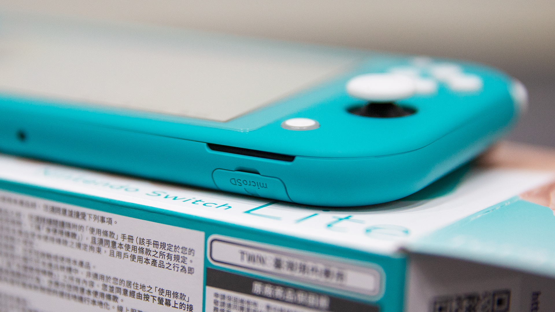 揚聲器移到了兩側下方，其中一側與 microSD 卡擴充插槽並列。