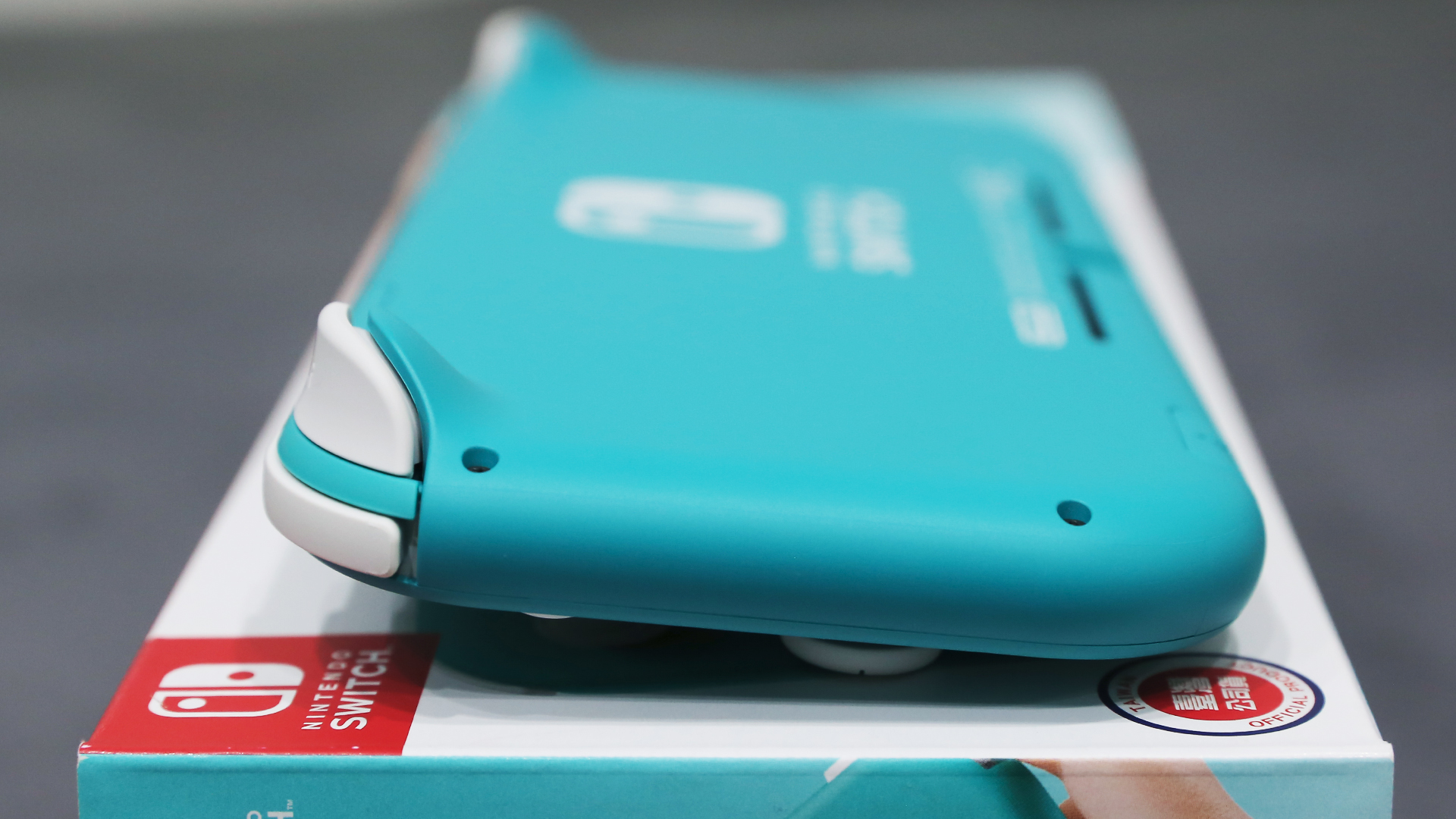 Switch Lite 的按鍵採有鍵程設計。