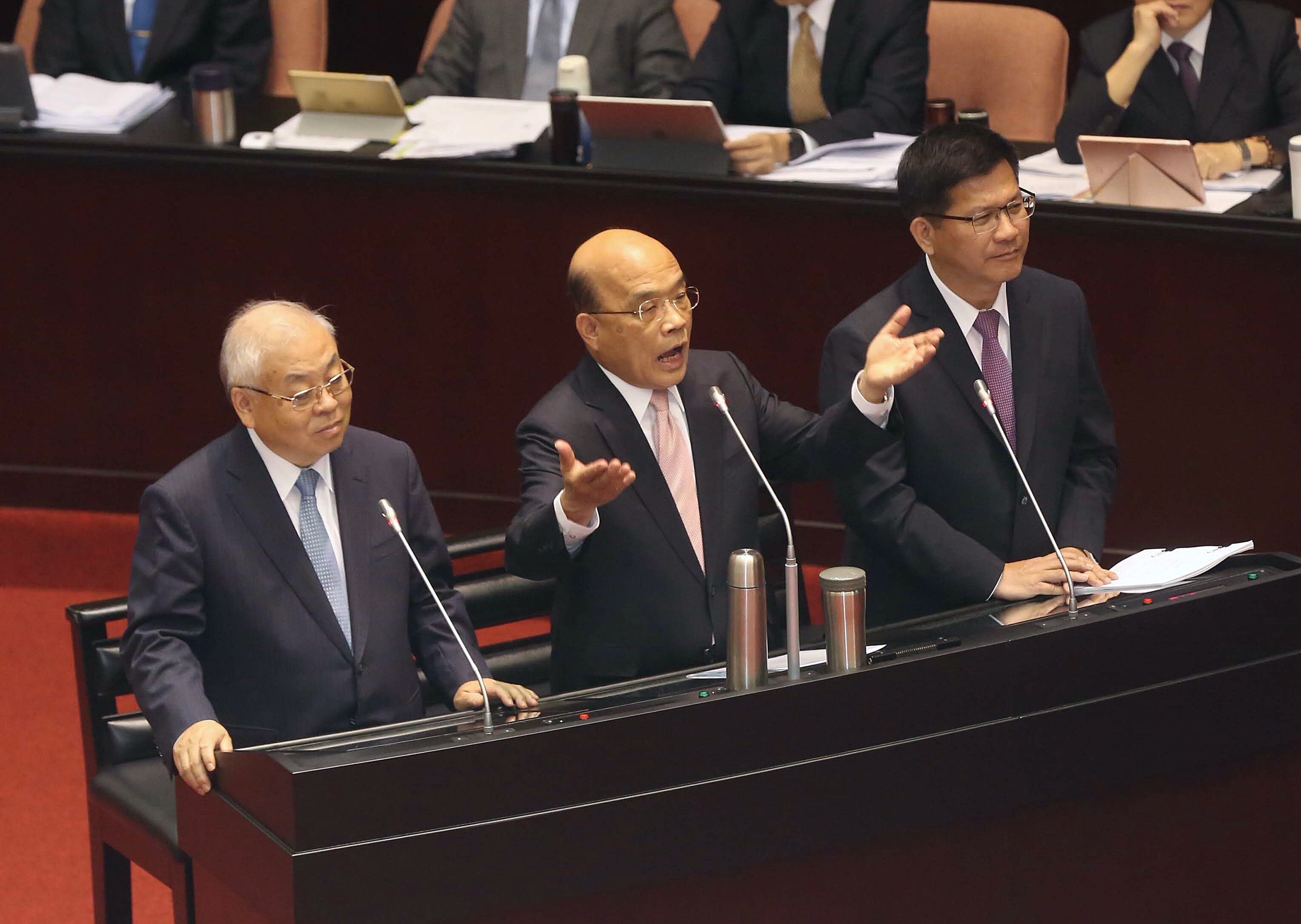 行政院長蘇貞昌（中）在立法院答詢時強調，吉里巴斯與我國斷交讓我們意外。