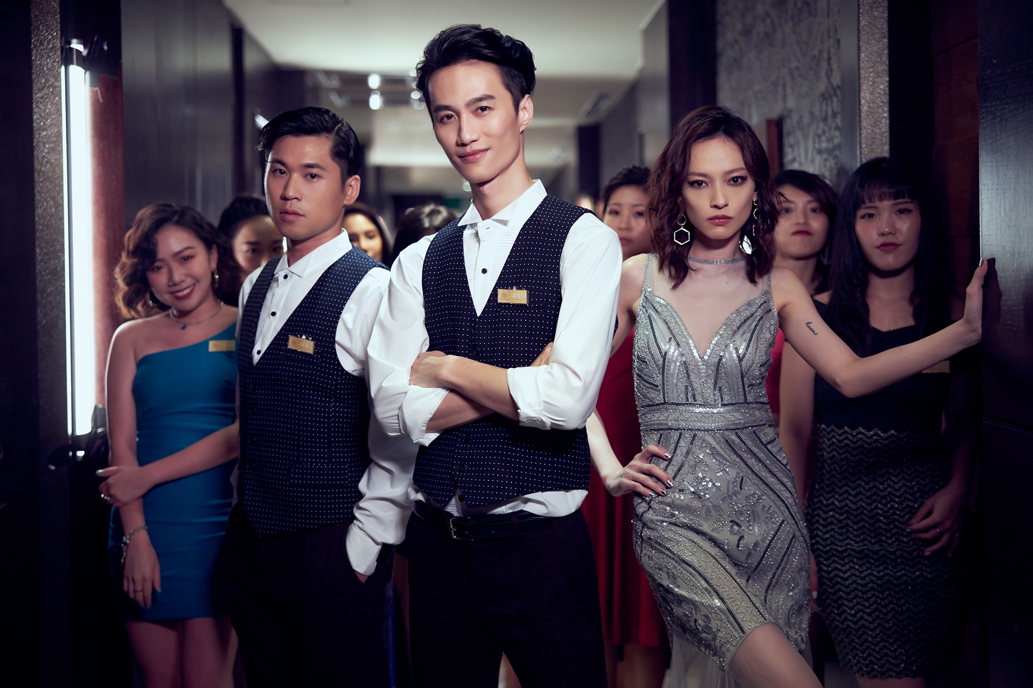 李英宏、黃迪揚、姚以緹在MV中扮演酒店少爺與酒店小姐。（華映提供）