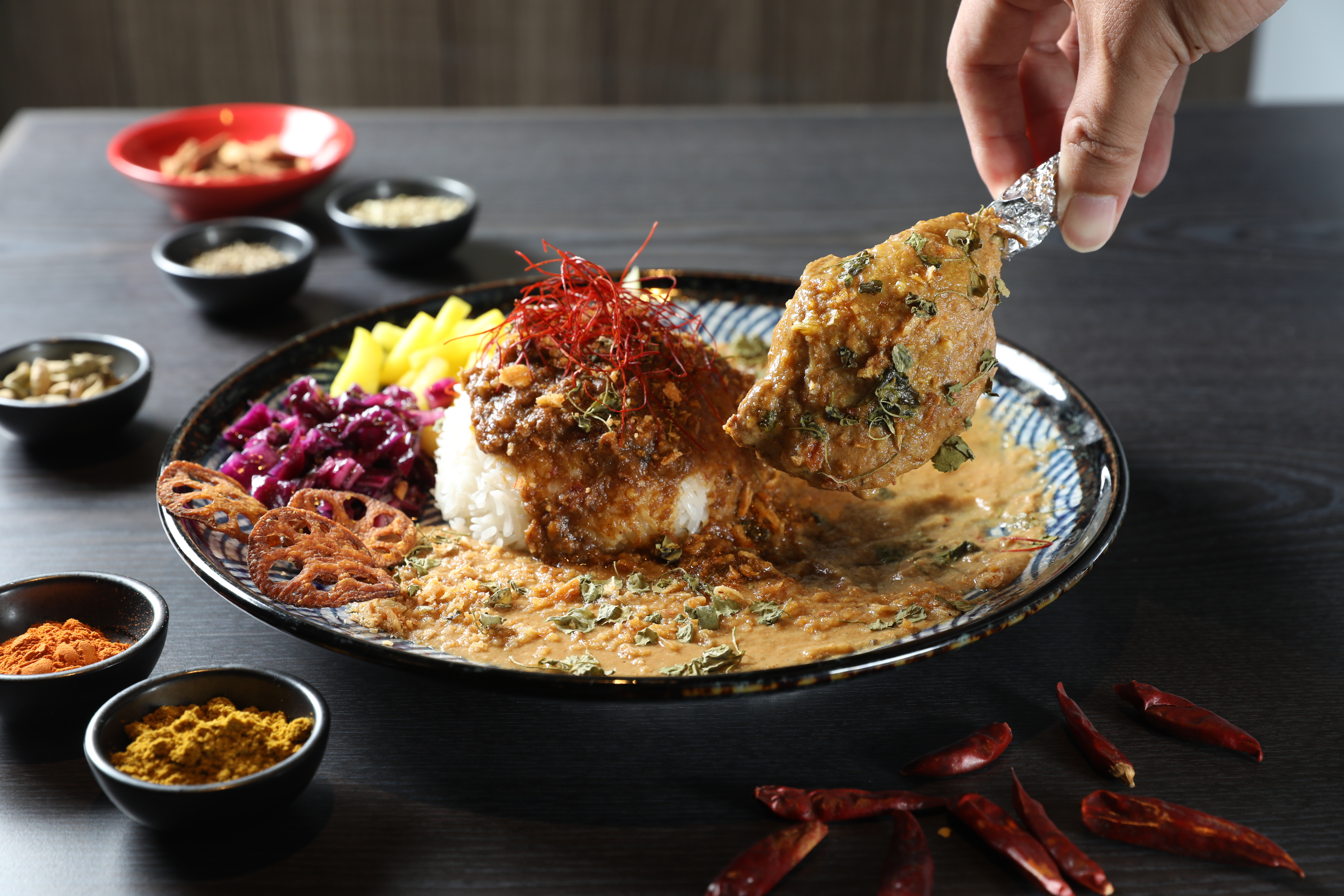 今年7月開幕的「大阪香料咖哩」，賣的是大人口味的咖哩飯，辛香料氣味相當豐富。