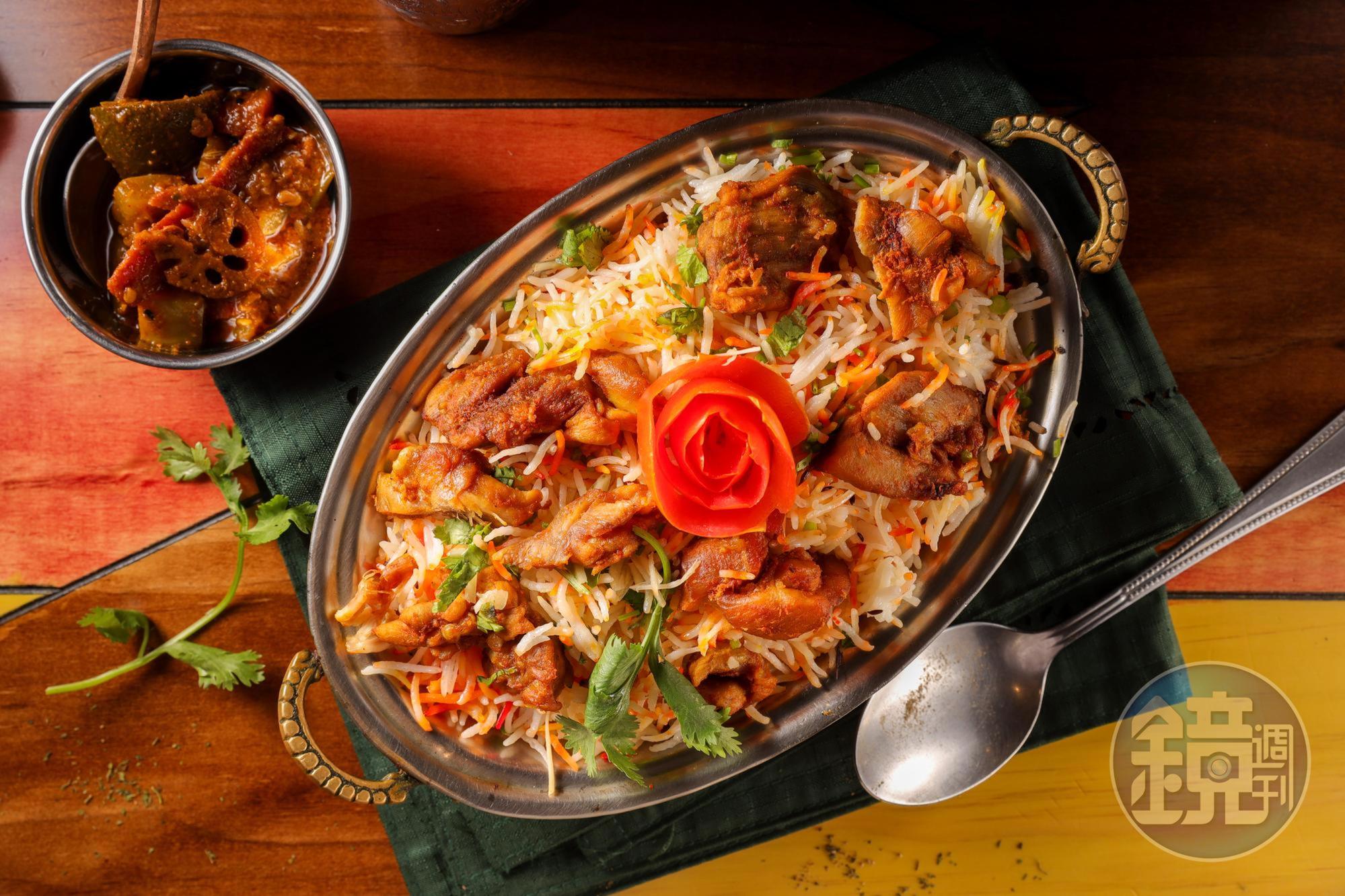「香雞飯」是將印度長米先與月桂葉、丁香等料一起蒸熟,再拌入爆炒過的雞肉,口感乾爽不油膩,香氣濃郁、微微辛辣。(260元/份)