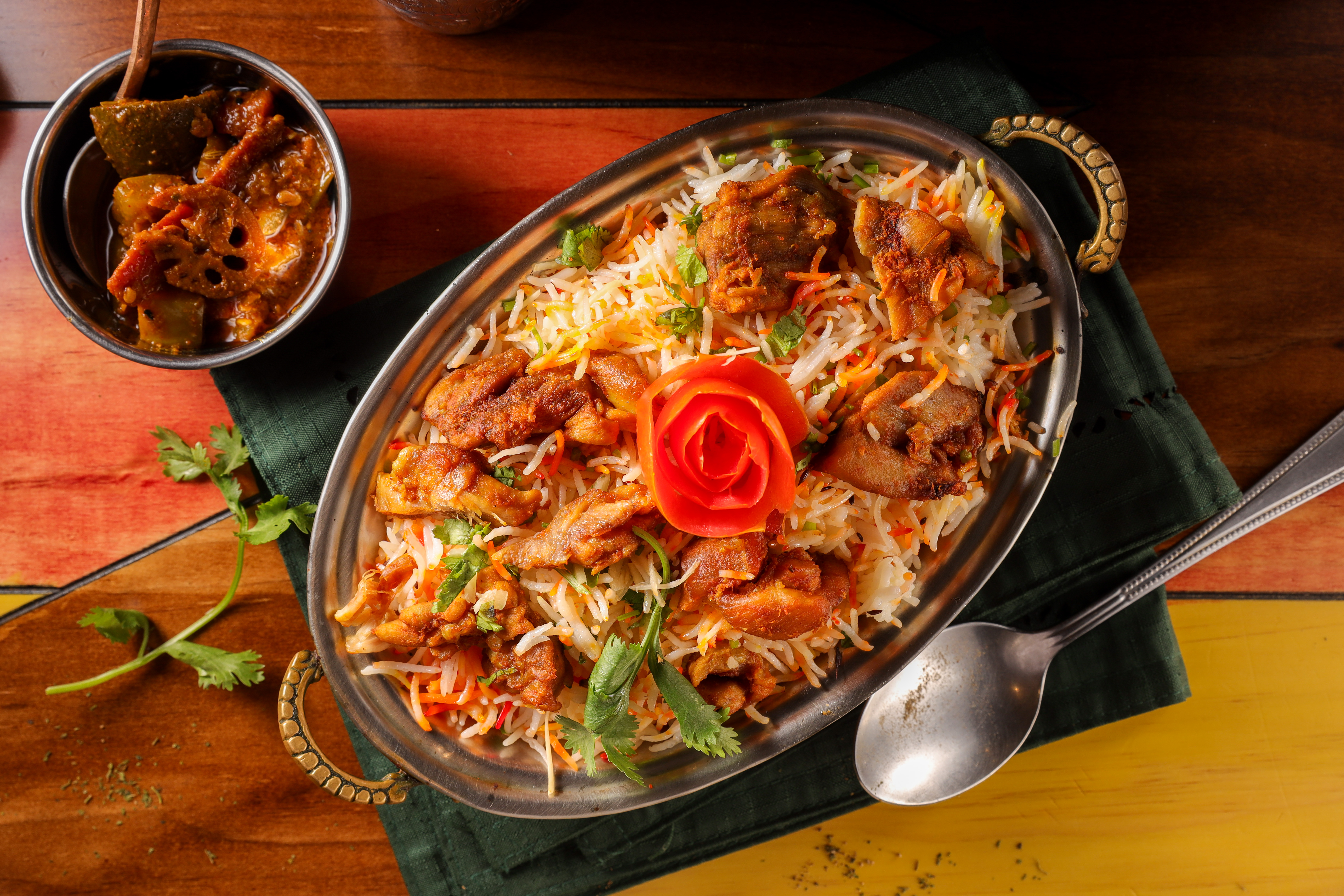 「香雞飯」是將印度長米先與月桂葉、丁香等料一起蒸熟，再拌入爆炒過的雞肉，口感乾爽不油膩，香氣濃郁、微微辛辣。（260元／份）