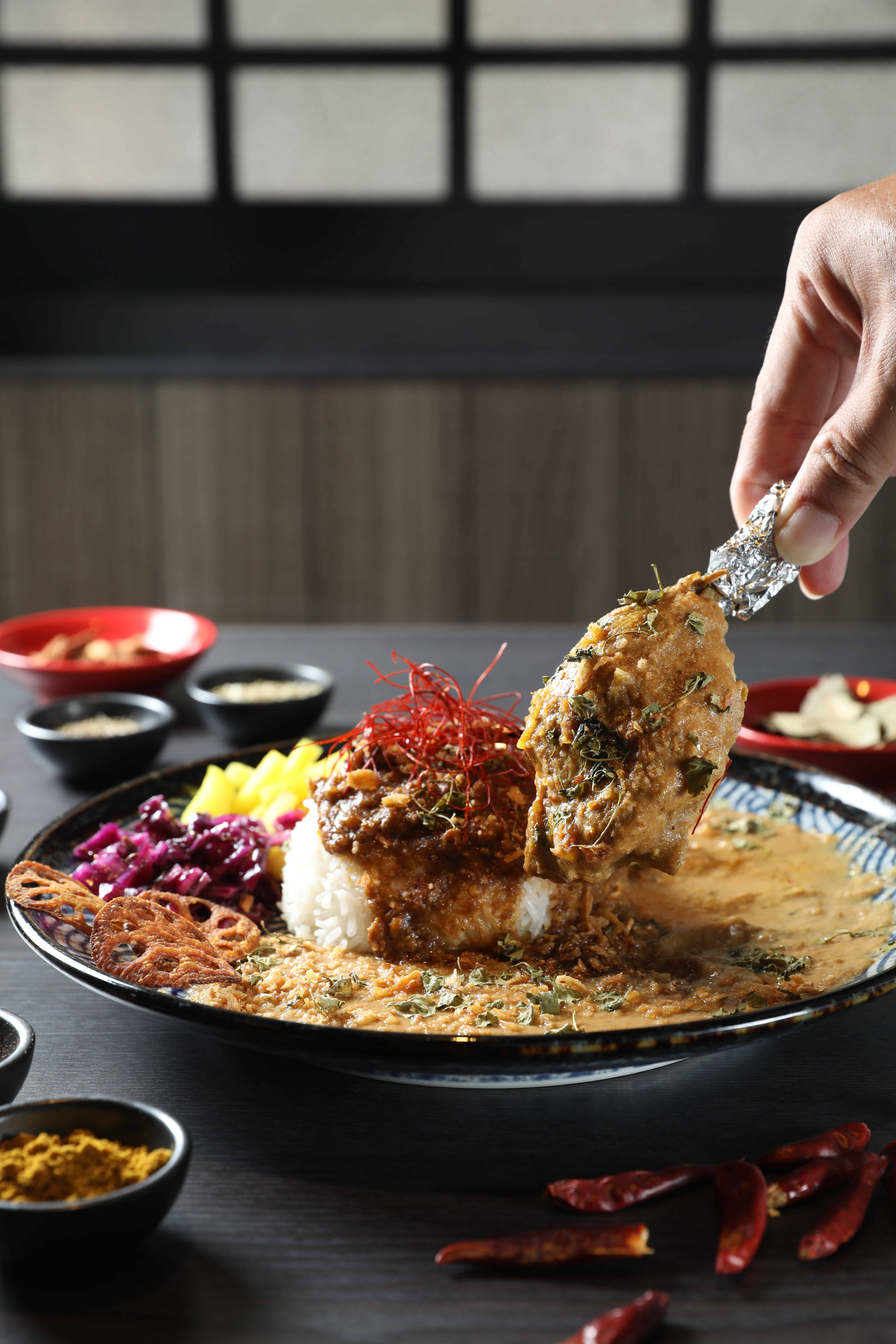 「雞肉咖哩」一次能吃到雞肉和豬肉兩種咖哩醬，拌著泰國香米吃辛香夠味，雞腿吸附香料味，口感軟嫩。（290元／份）