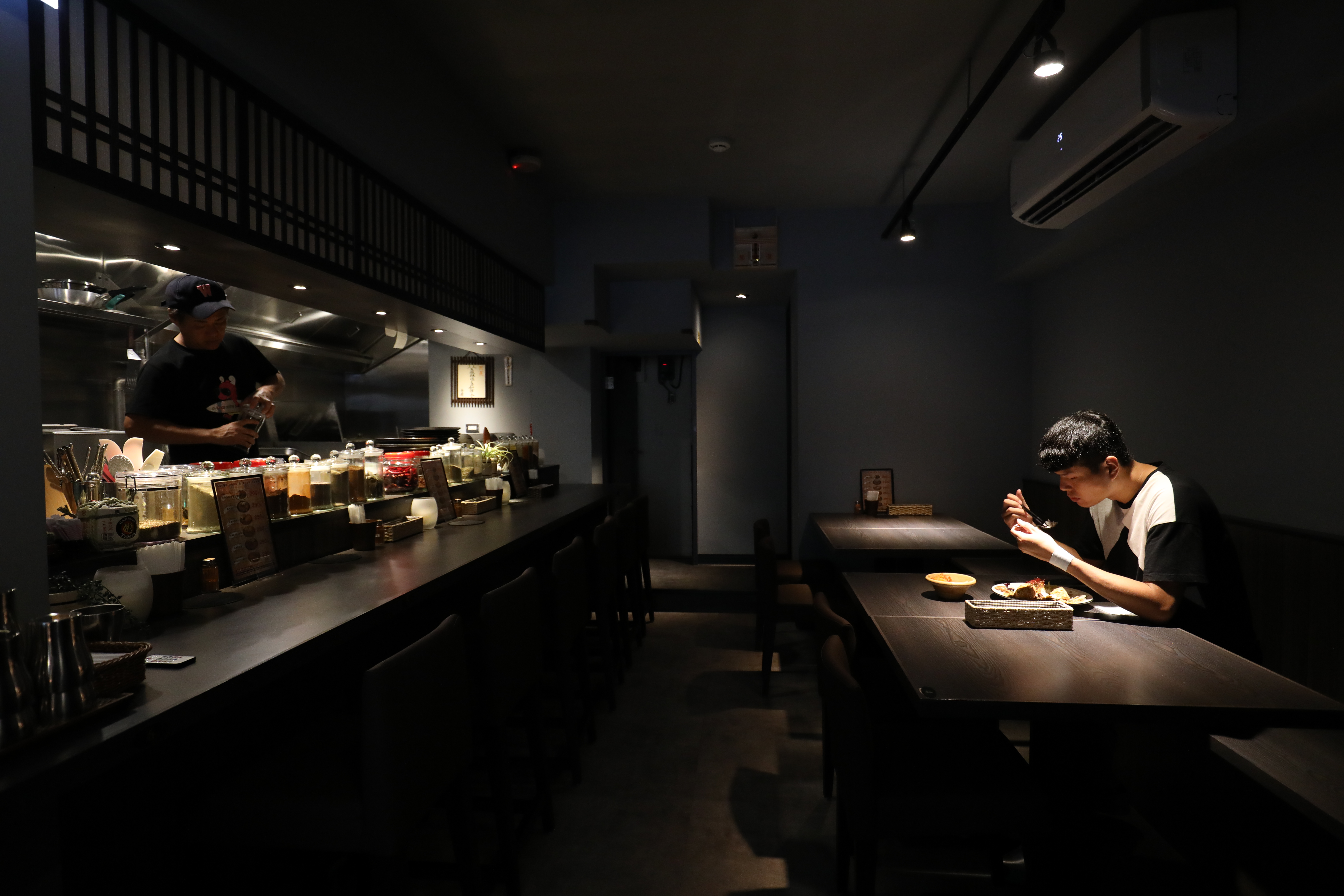 店內燈光較昏暗，讓人可以很專注品嘗眼前的料理。