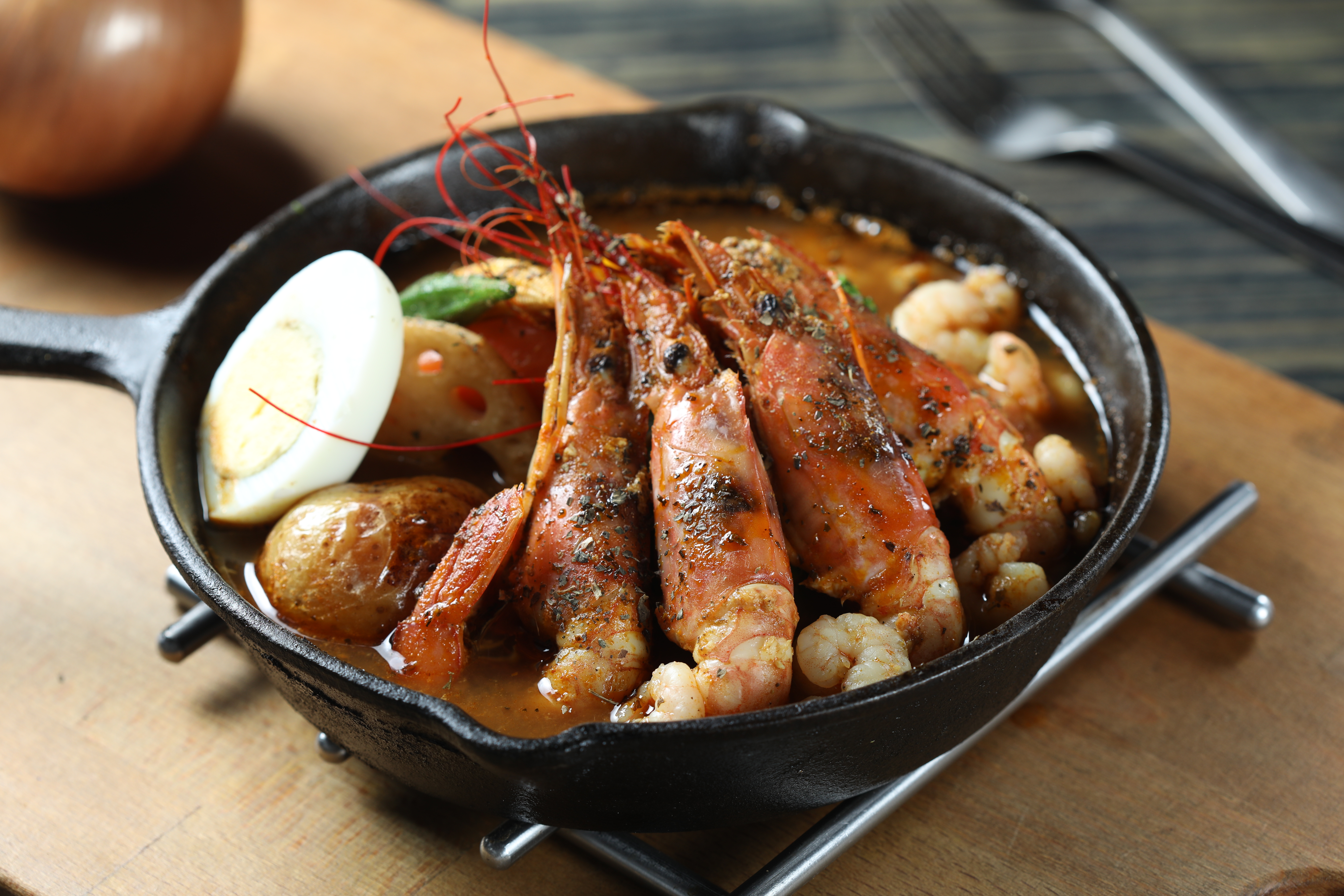 「銀兔湯咖哩」主打起源自北海道札幌市的湯咖哩料理。