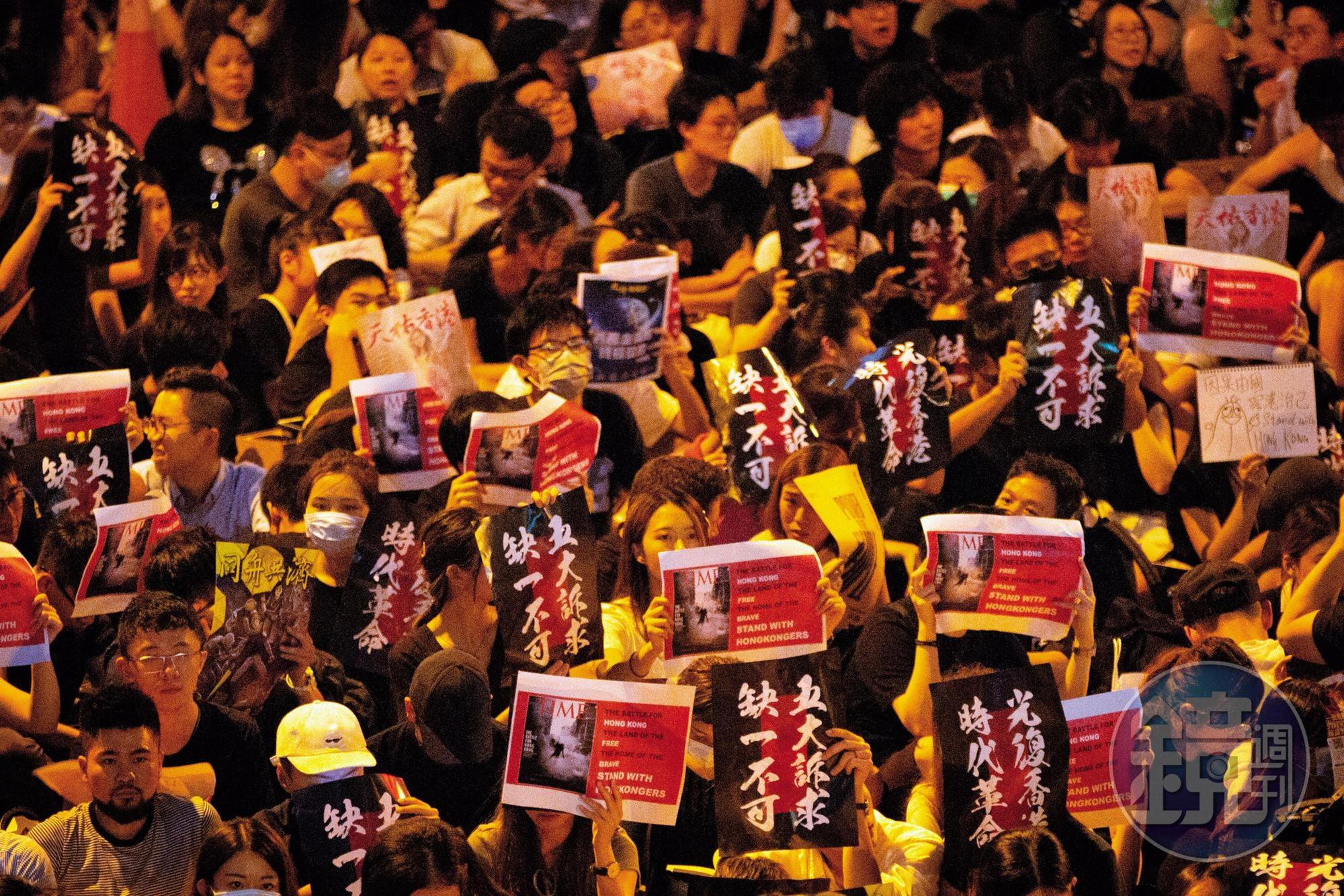 反送中運動延燒，2019年8月16日晚間，香港大專學界聯同連登「我要攬炒」團隊在中環遮打花園舉行「英美港盟，主權在民」集會，港人高舉「五大訴求缺一不可」標語。