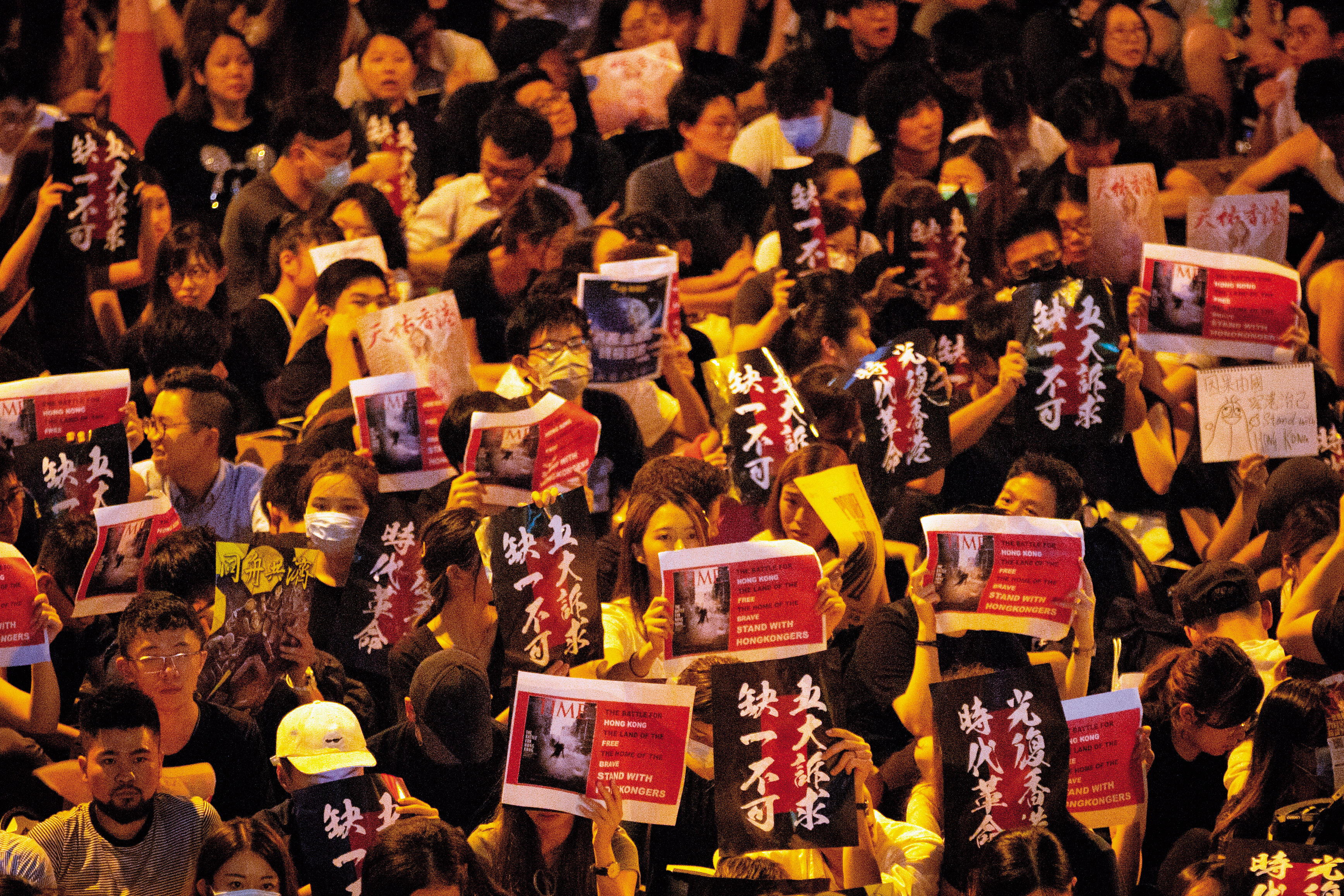 反送中運動延燒，2019年8月16日晚間，香港大專學界聯同連登「我要攬炒」團隊在中環遮打花園舉行「英美港盟，主權在民」集會，港人高舉「五大訴求缺一不可」標語。