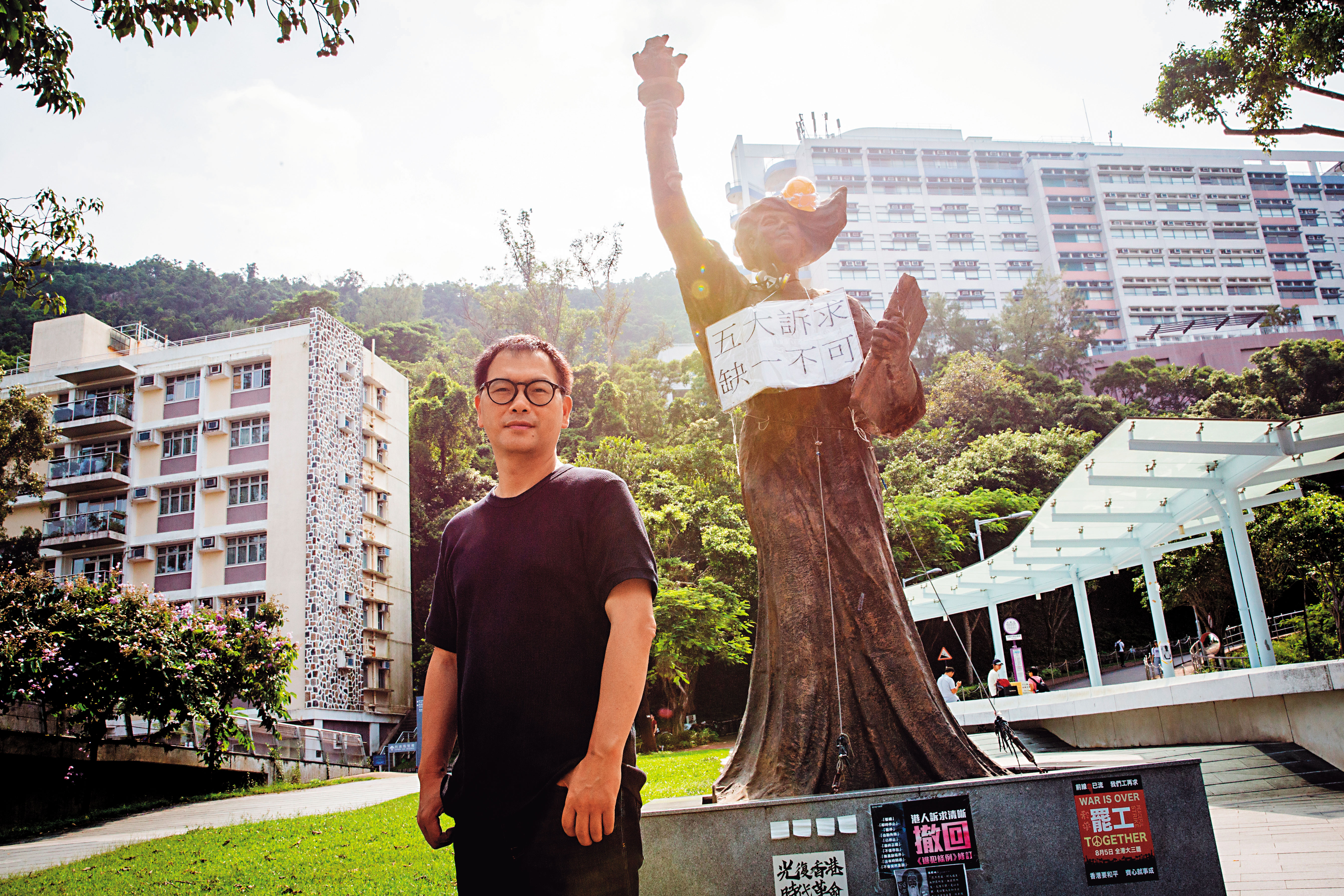 香港中大政治與行政學系副教授周保松，以及今年8月底出現在中文大學文化廣場的香港「民主女神像」。
