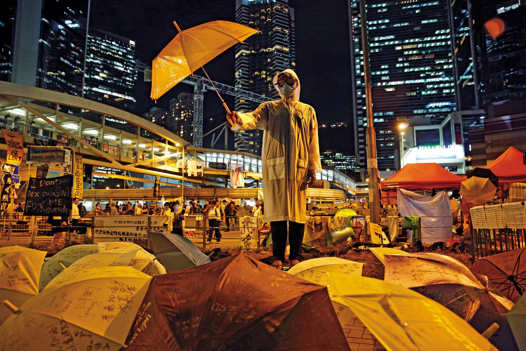 2014年9月28日，香港「雨傘運動」爆發，和平抗爭者占領中環，爭取2017年香港特首選舉落實真普選。（達志影像）