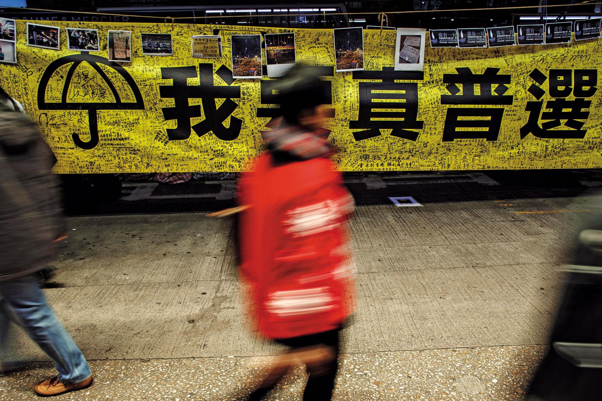 2014年，港人響應公民抗命行動，香港處處可見「我要真普選」。（達志影像）